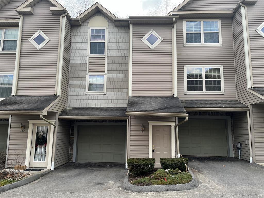 Rental Property at Hawthorne Drive 134, New London, Connecticut - Bedrooms: 2 
Bathrooms: 2 
Rooms: 4  - $2,500 MO.