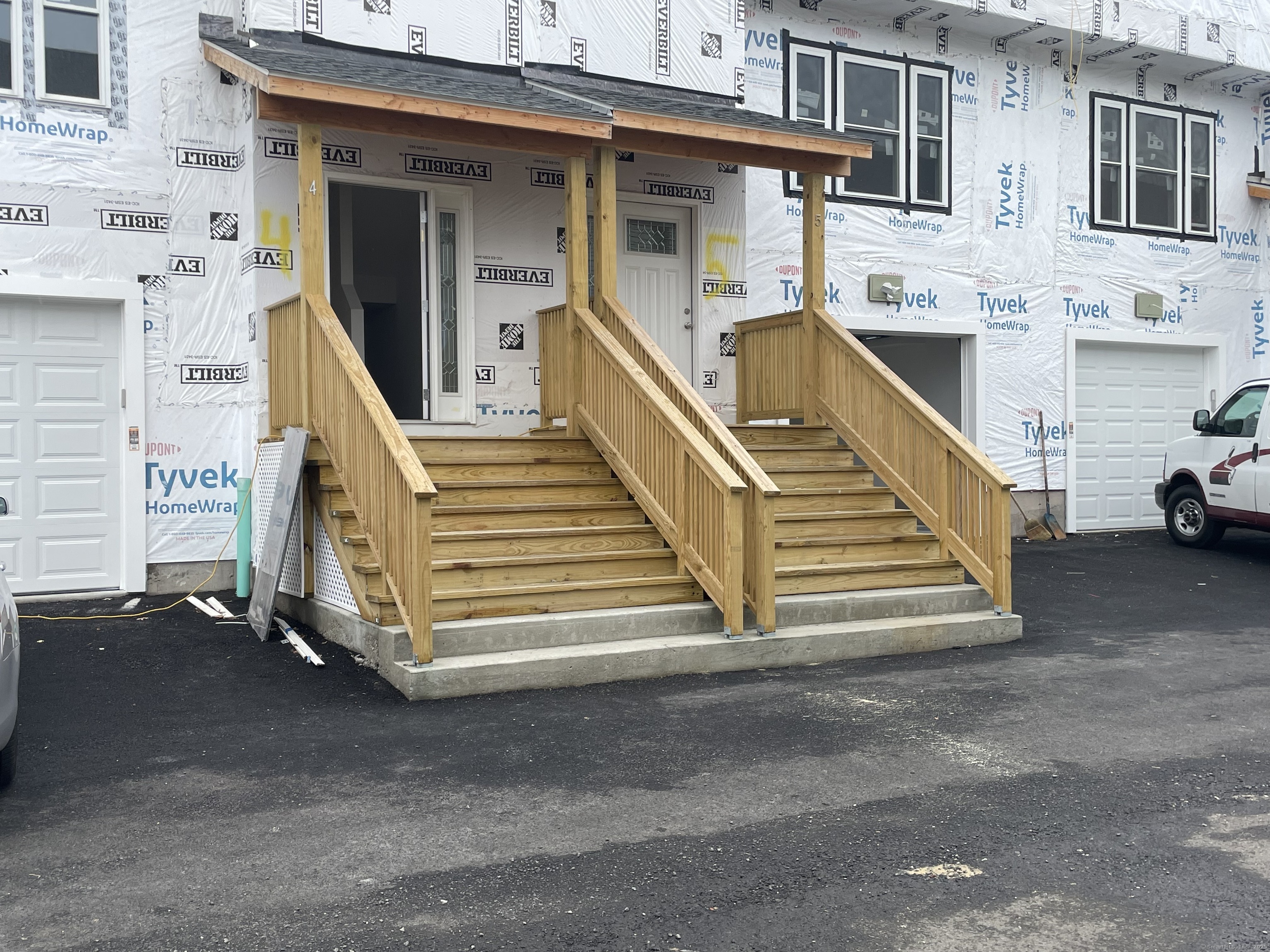 Sherman Avenue 2, Hamden, Connecticut - 2 Bedrooms  
2 Bathrooms  
5 Rooms - 