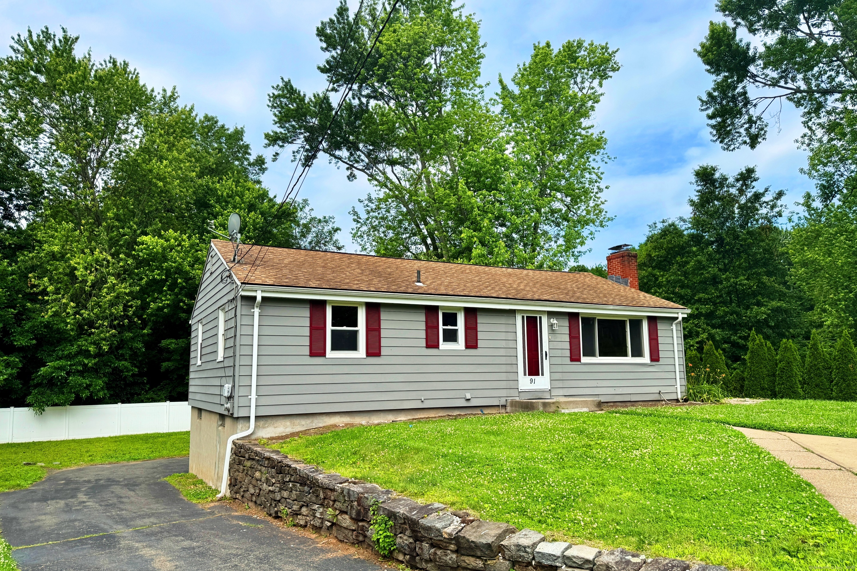 Newington, Connecticut 06111, United States, 3 Bedrooms Bedrooms, ,2 BathroomsBathrooms,Residential,Pending,154392