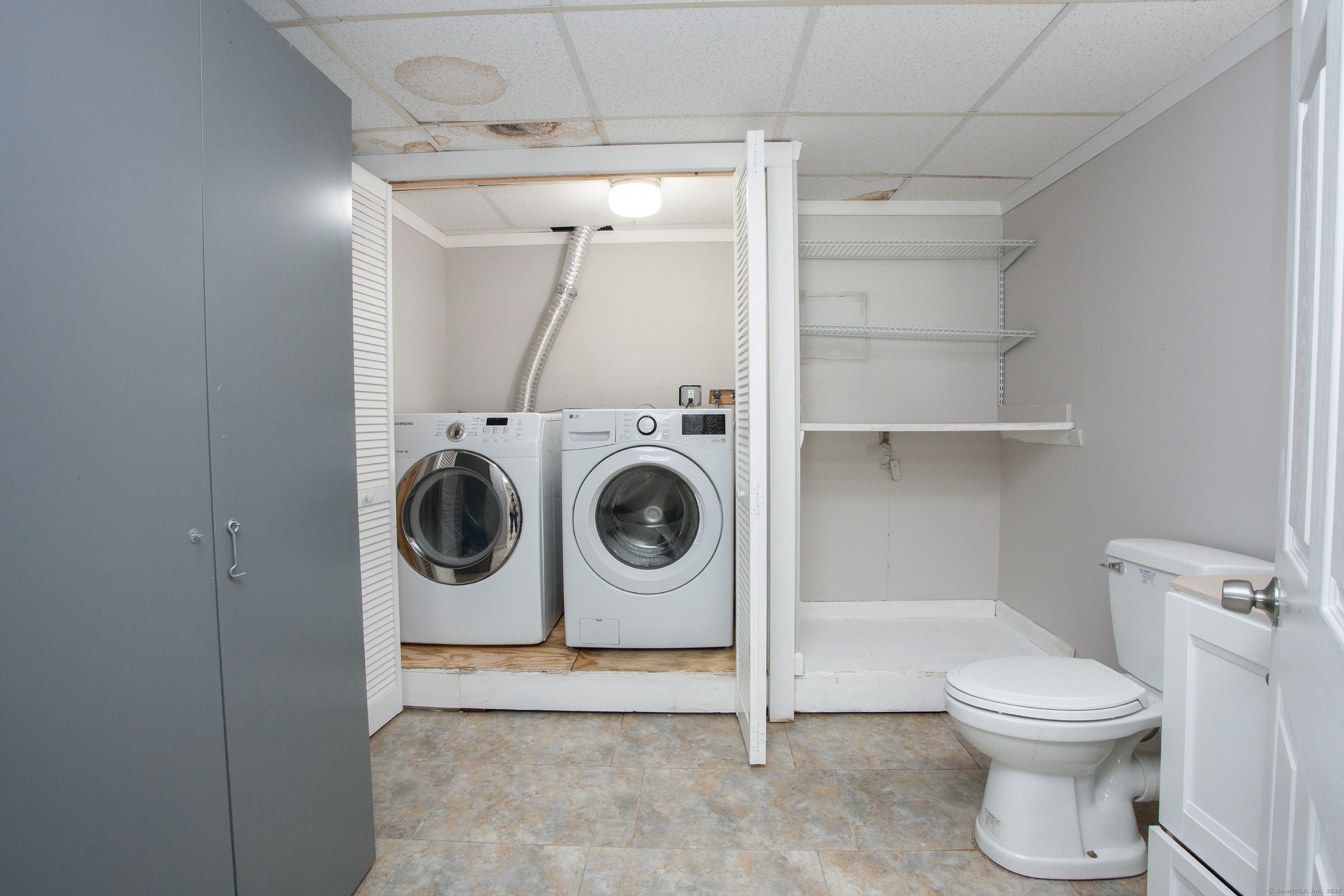 Newington, Connecticut 06111, United States, 3 Bedrooms Bedrooms, ,2 BathroomsBathrooms,Residential,Pending,154392