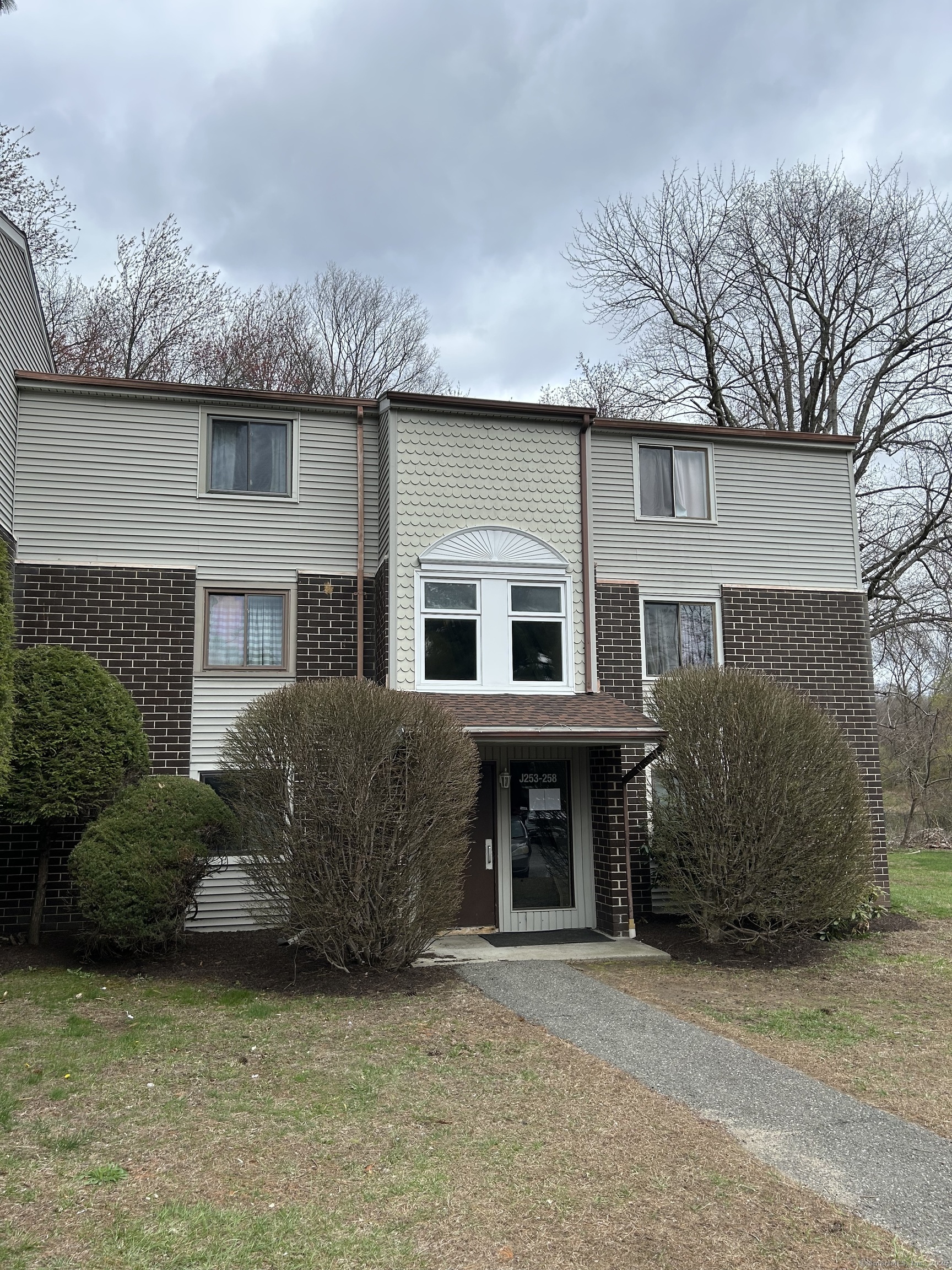 Rental Property at Padanaram Road J253, Danbury, Connecticut - Bedrooms: 1 
Bathrooms: 1 
Rooms: 4  - $1,995 MO.