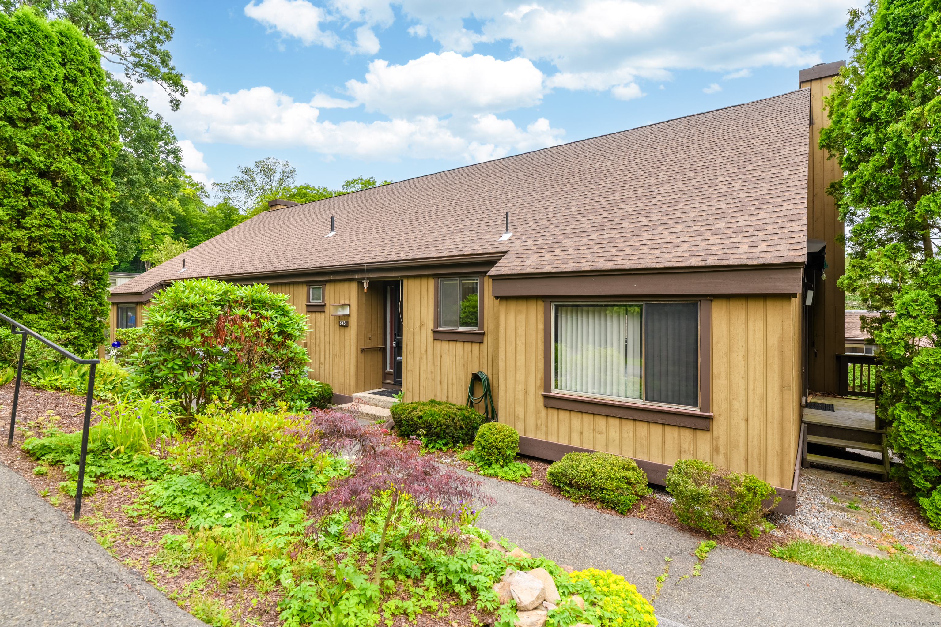 Heritage Village B, Southbury, Connecticut - 1 Bedrooms  
1 Bathrooms  
4 Rooms - 