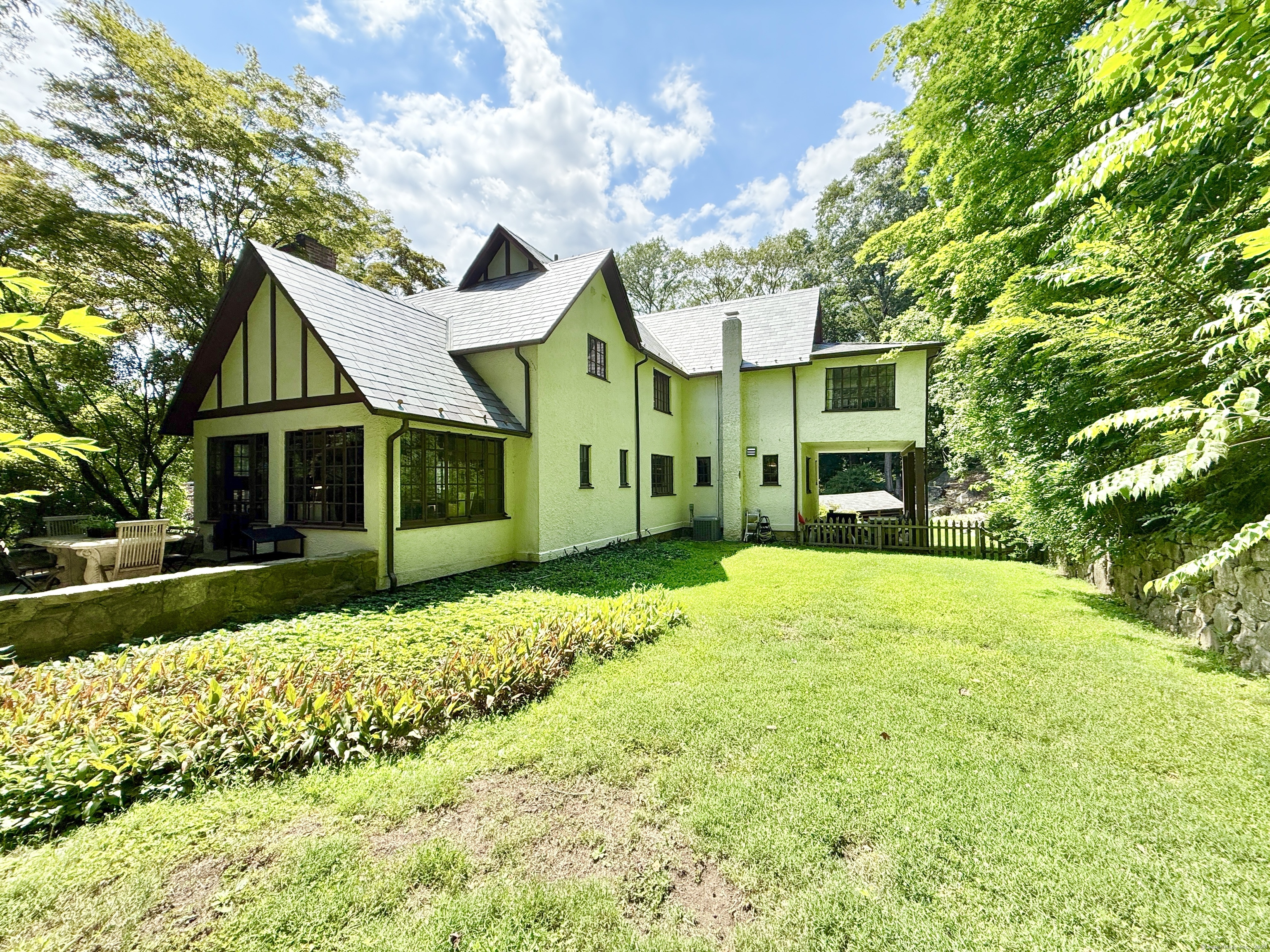 Stamford, Connecticut 06903, United States, 5 Bedrooms Bedrooms, ,4 BathroomsBathrooms,Residential,Active,210280