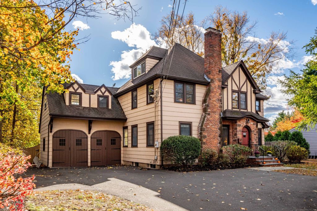 Photo of 1993 Albany Avenue, West Hartford, CT 06117 (MLS # 24138384)