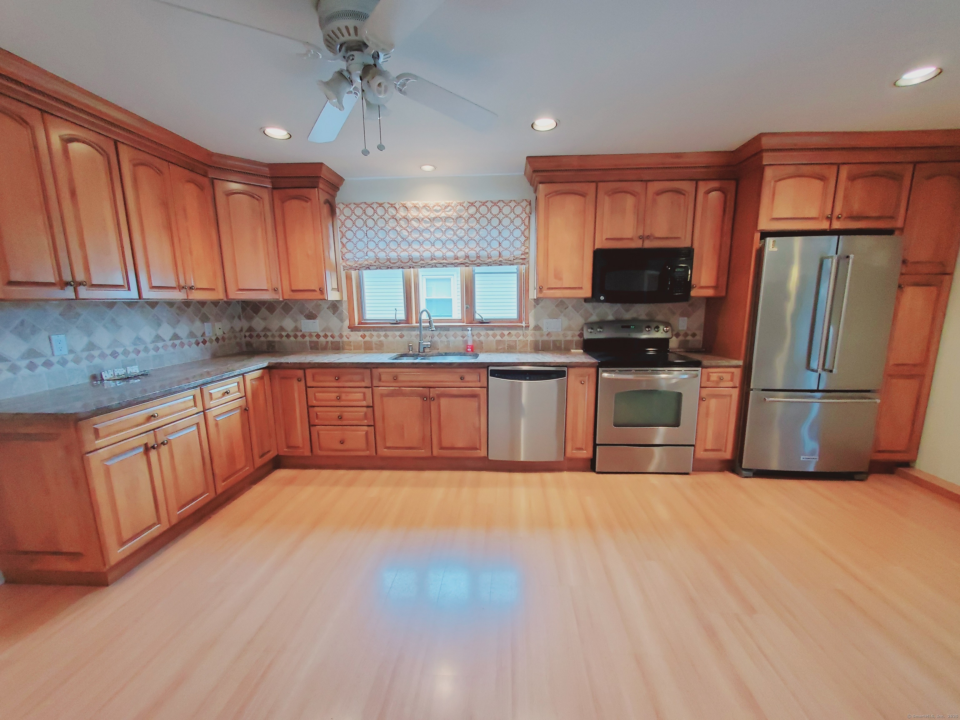 Shippan Avenue 2, Stamford, Connecticut - 2 Bedrooms  
1 Bathrooms  
5 Rooms - 