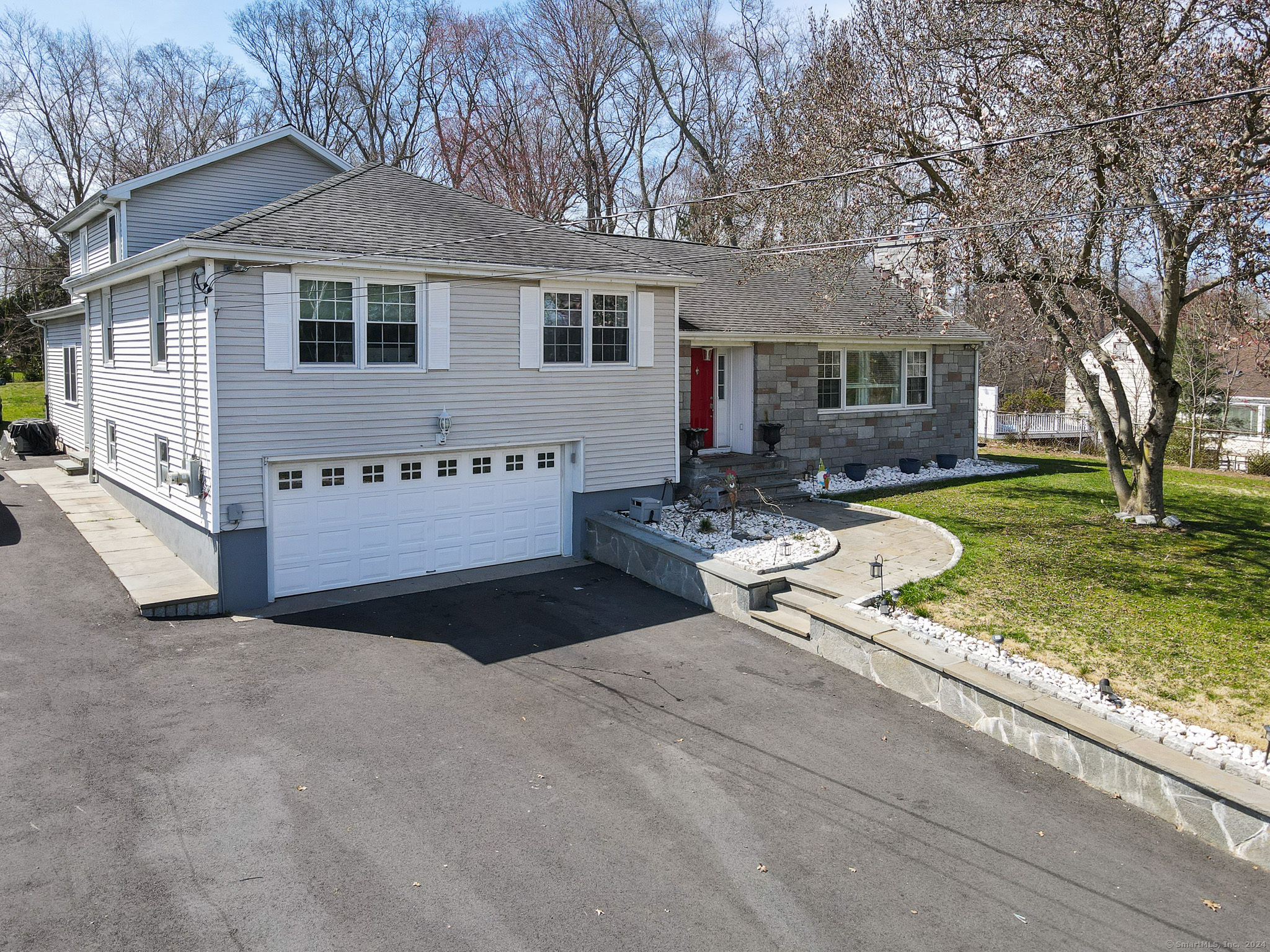 N Benson Road, Fairfield, Connecticut - 3 Bedrooms  
3 Bathrooms  
7 Rooms - 