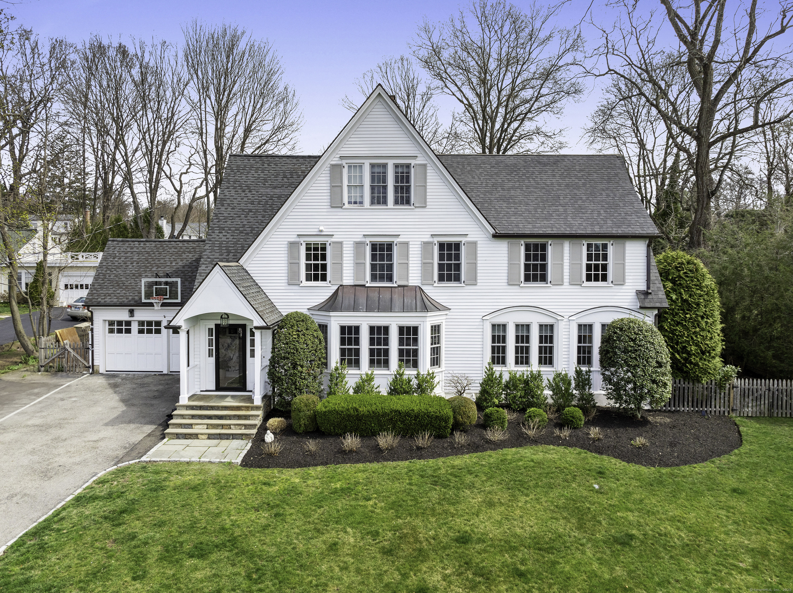Beach Drive, Darien, Connecticut - 5 Bedrooms  
4 Bathrooms  
10 Rooms - 