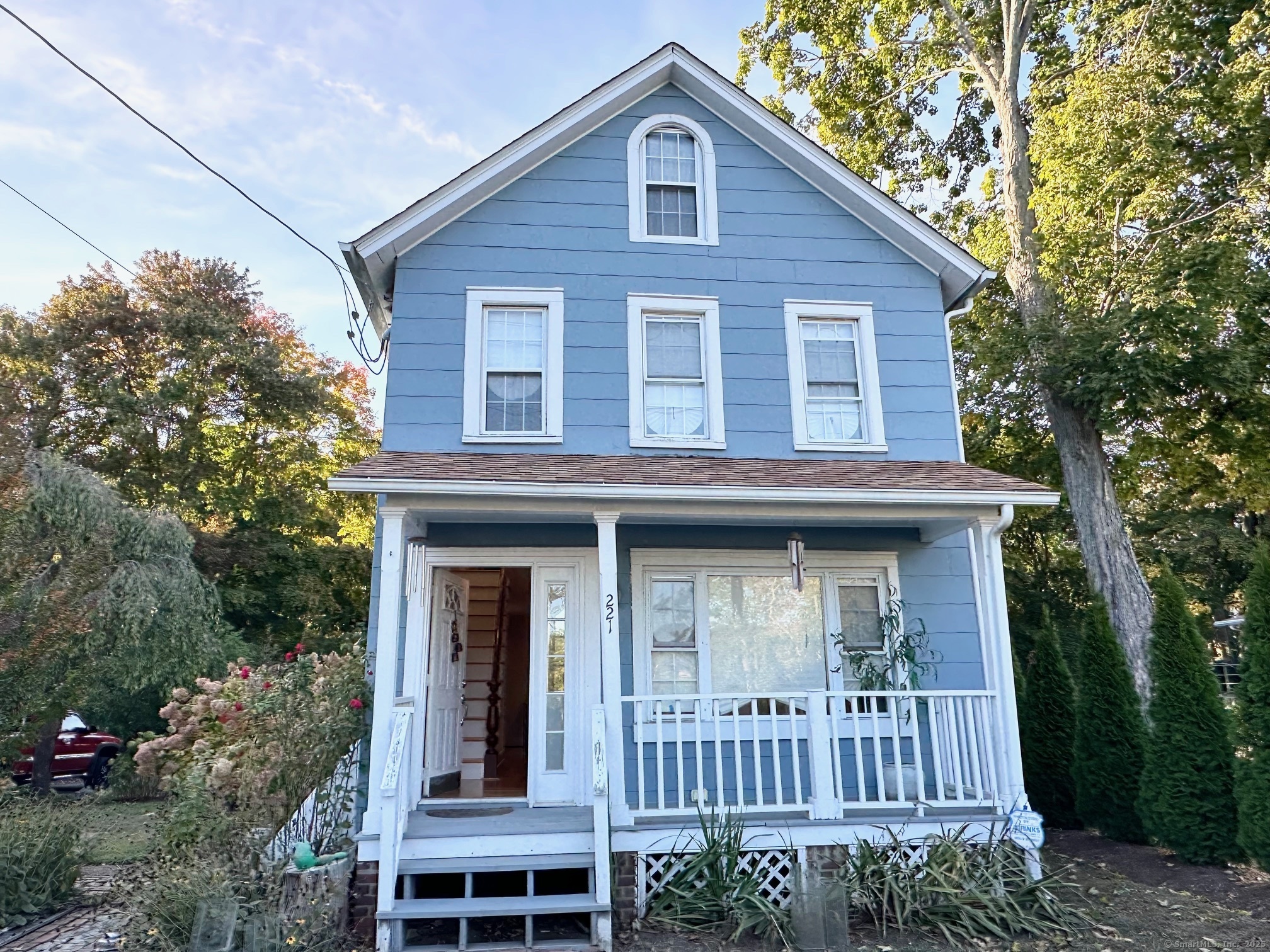 Newtown Avenue, Norwalk, Connecticut - 3 Bedrooms  
2 Bathrooms  
7 Rooms - 