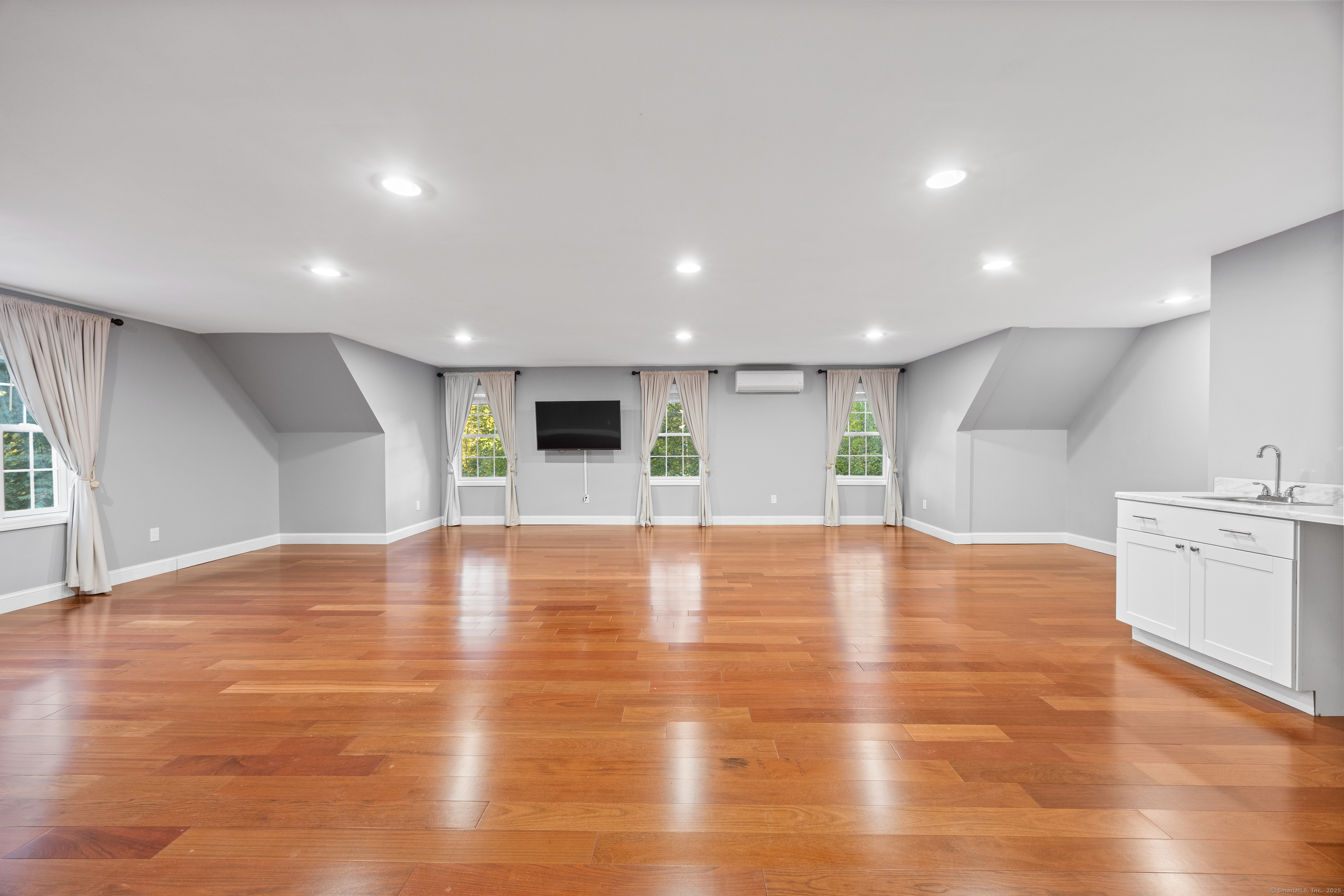 East Haven, Connecticut 06473, United States, 5 Bedrooms Bedrooms, ,5 BathroomsBathrooms,Residential,Active,227616