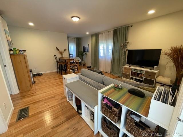 Redding, Connecticut 06896, United States, 2 Bedrooms Bedrooms, ,1 BathroomBathrooms,Residential,Pending,115826