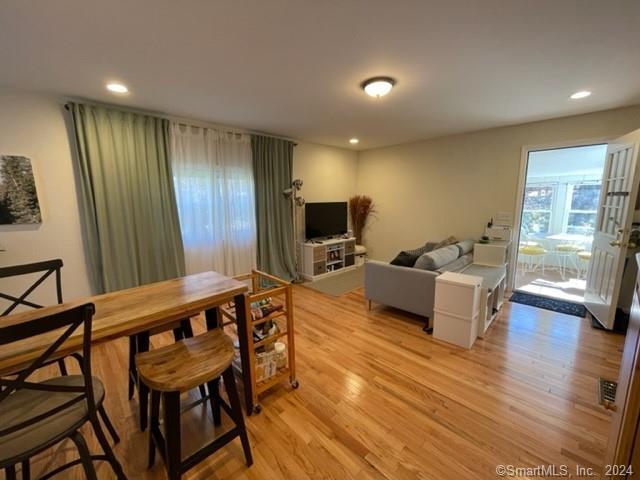 Pocahontas Road, Redding, Connecticut - 2 Bedrooms  
1 Bathrooms  
5 Rooms - 