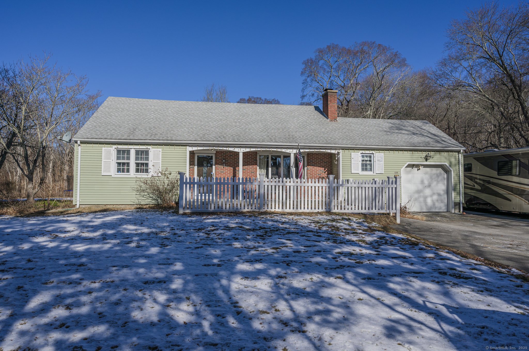 Grove Avenue, Groton, Connecticut - 4 Bedrooms  
2 Bathrooms  
6 Rooms - 