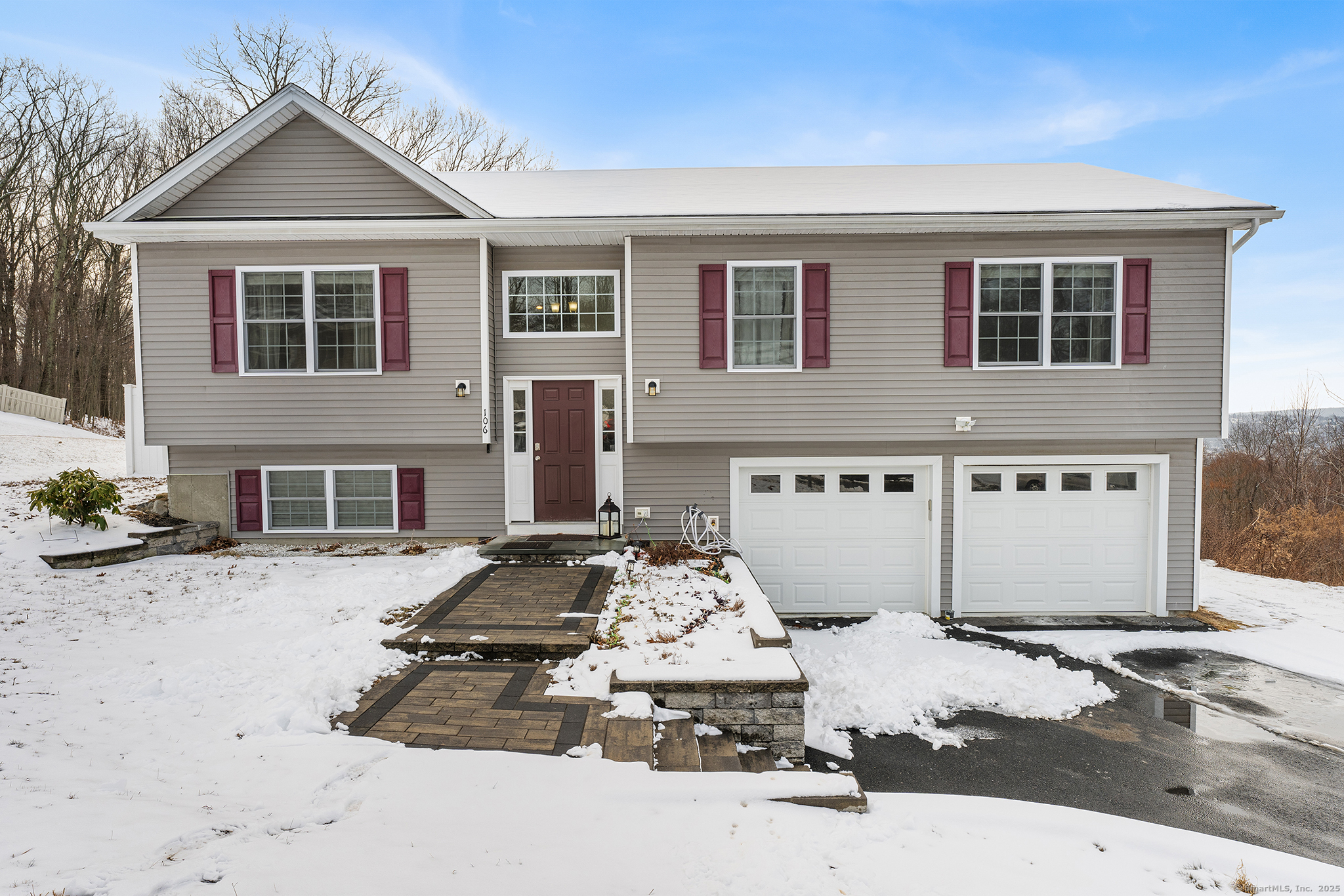 Shadybrook Lane, Waterbury, Connecticut - 3 Bedrooms  
3 Bathrooms  
5 Rooms - 