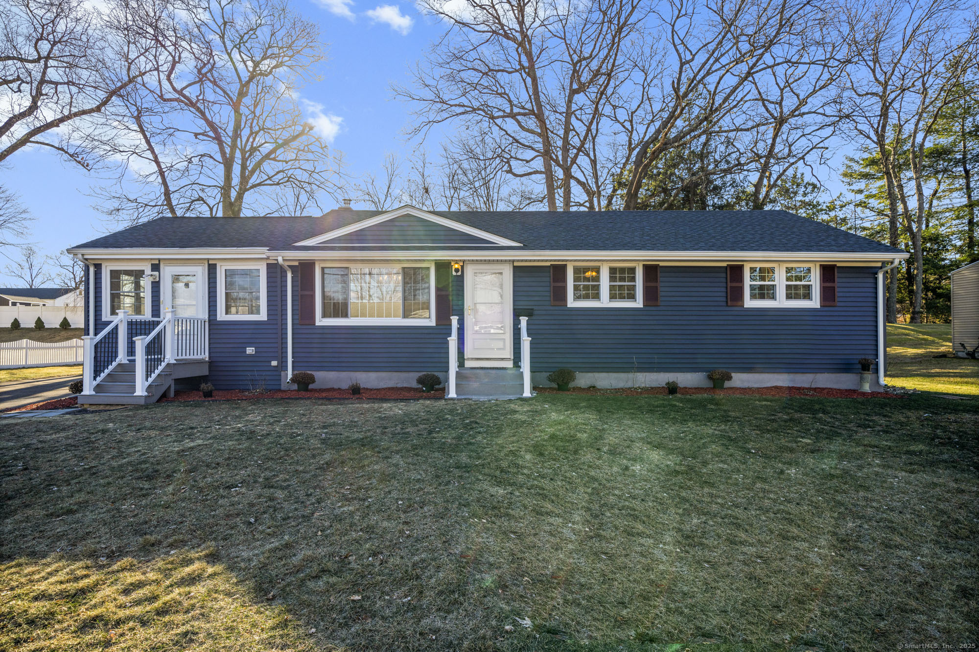 Sun Street, Enfield, Connecticut - 3 Bedrooms  
1 Bathrooms  
6 Rooms - 