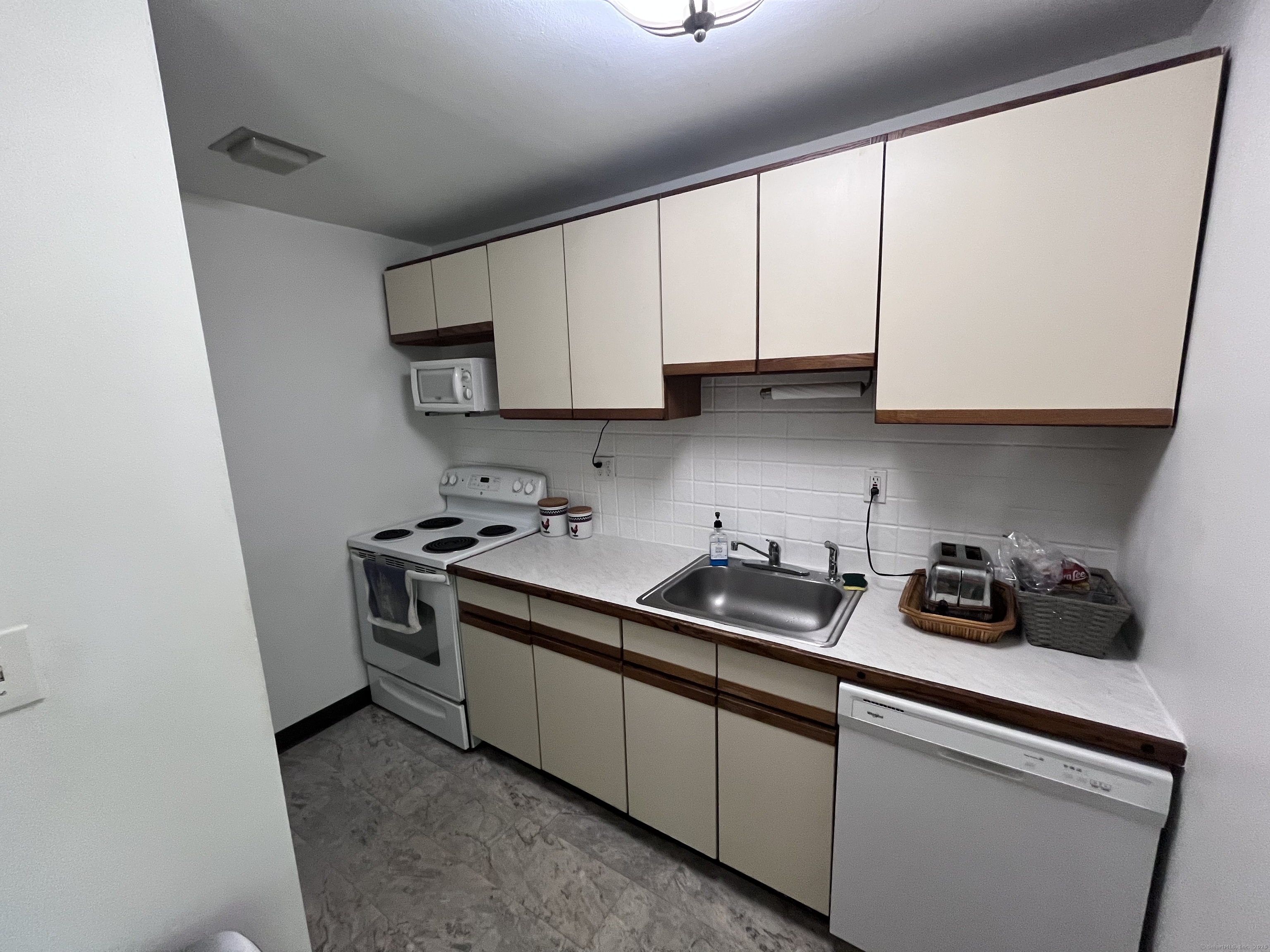 1622 Farmington Avenue APT 4