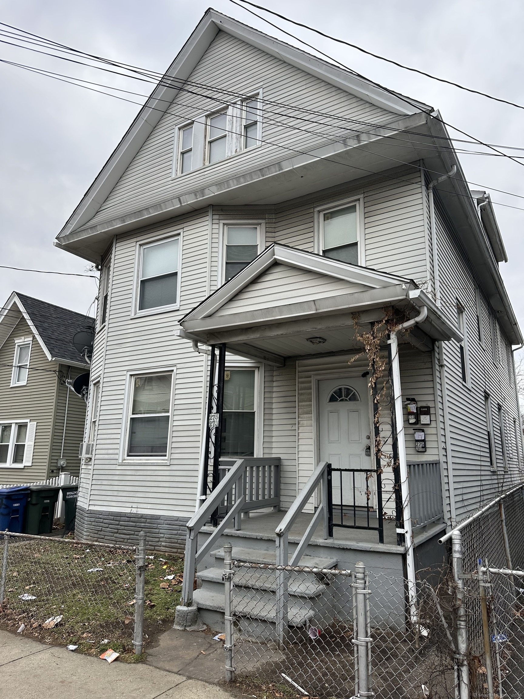 Rental Property at Brooks Street 2nd Floor, Bridgeport, Connecticut - Bedrooms: 3 
Bathrooms: 2 
Rooms: 4  - $1,800 MO.