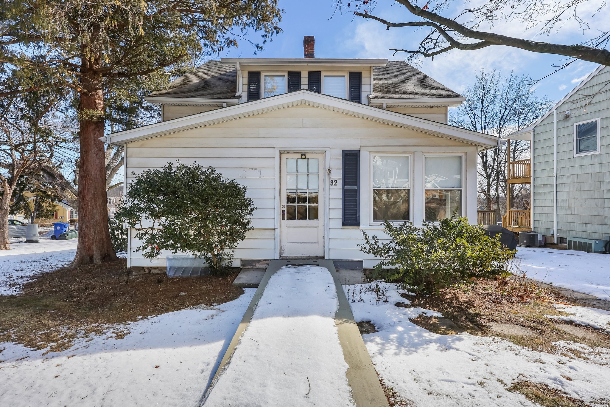 Property for Sale at Bartlett Avenue, Norwalk, Connecticut - Bedrooms: 4 
Bathrooms: 2 
Rooms: 10  - $599,000