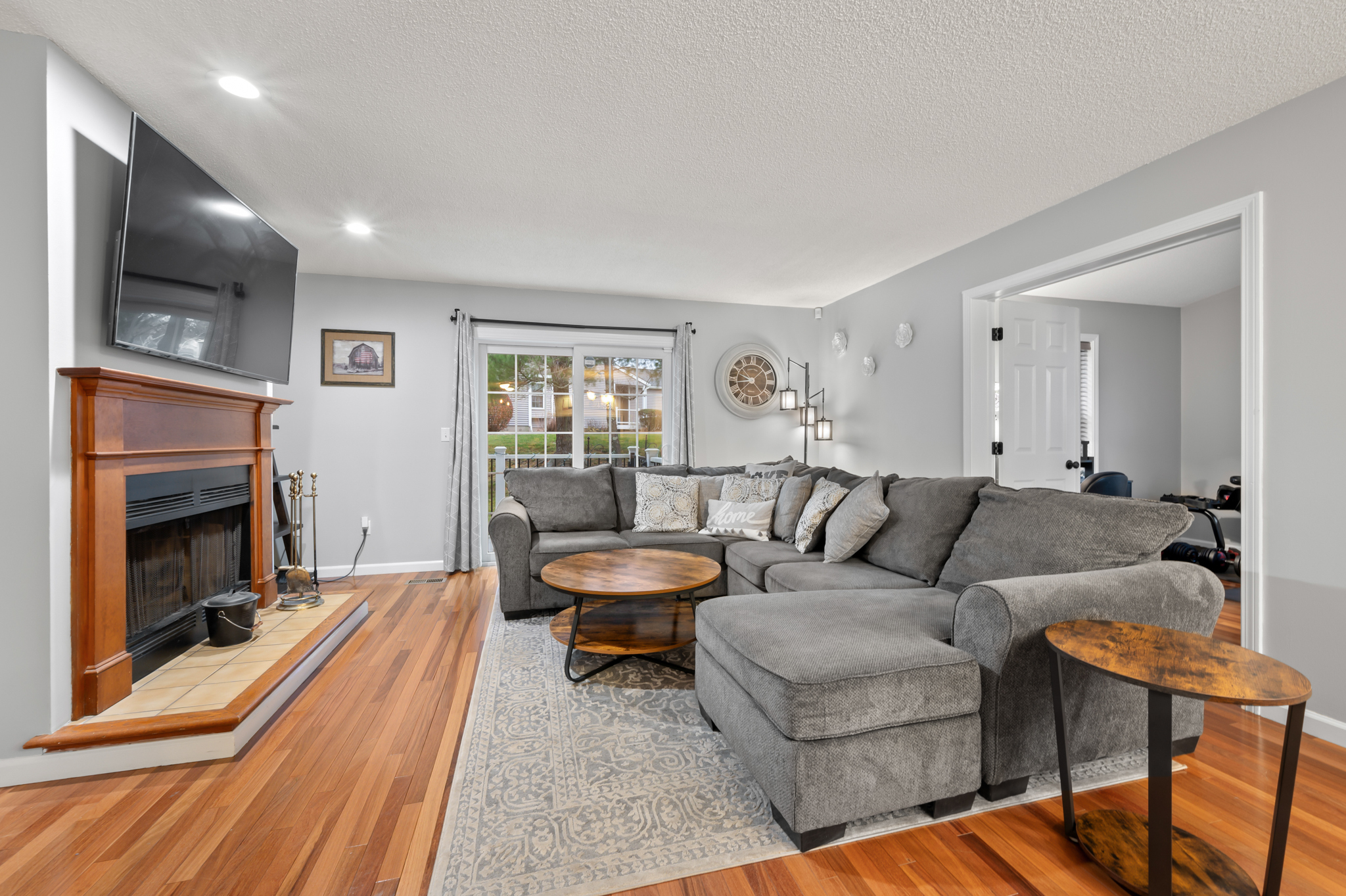 Middletown, Connecticut 06457, United States, 2 Bedrooms Bedrooms, ,3 BathroomsBathrooms,Residential,Pending,241959