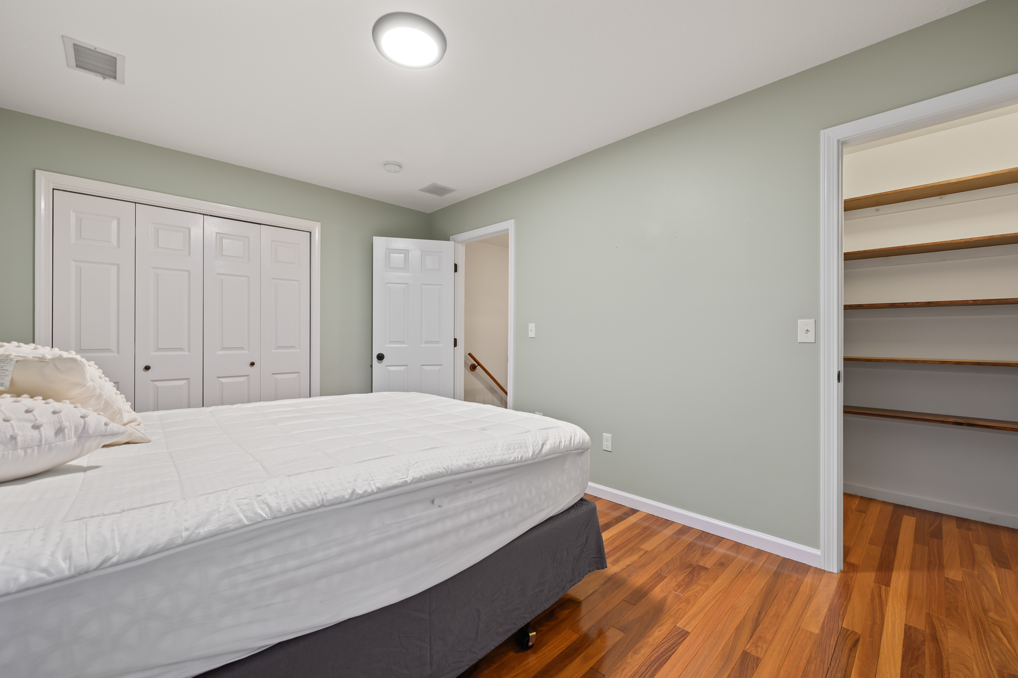 Middletown, Connecticut 06457, United States, 2 Bedrooms Bedrooms, ,3 BathroomsBathrooms,Residential,Pending,241959