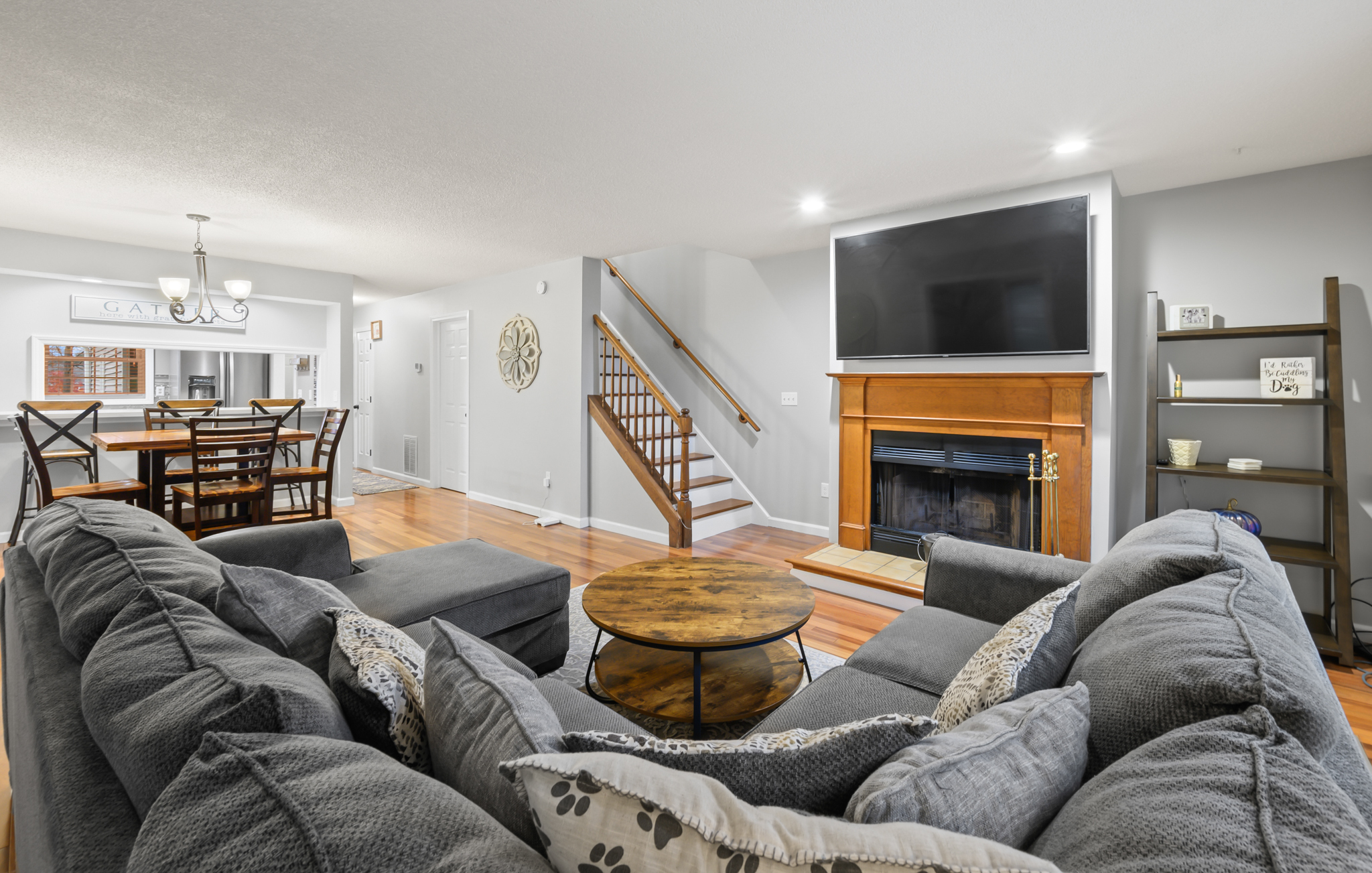 Middletown, Connecticut 06457, United States, 2 Bedrooms Bedrooms, ,3 BathroomsBathrooms,Residential,Pending,241959