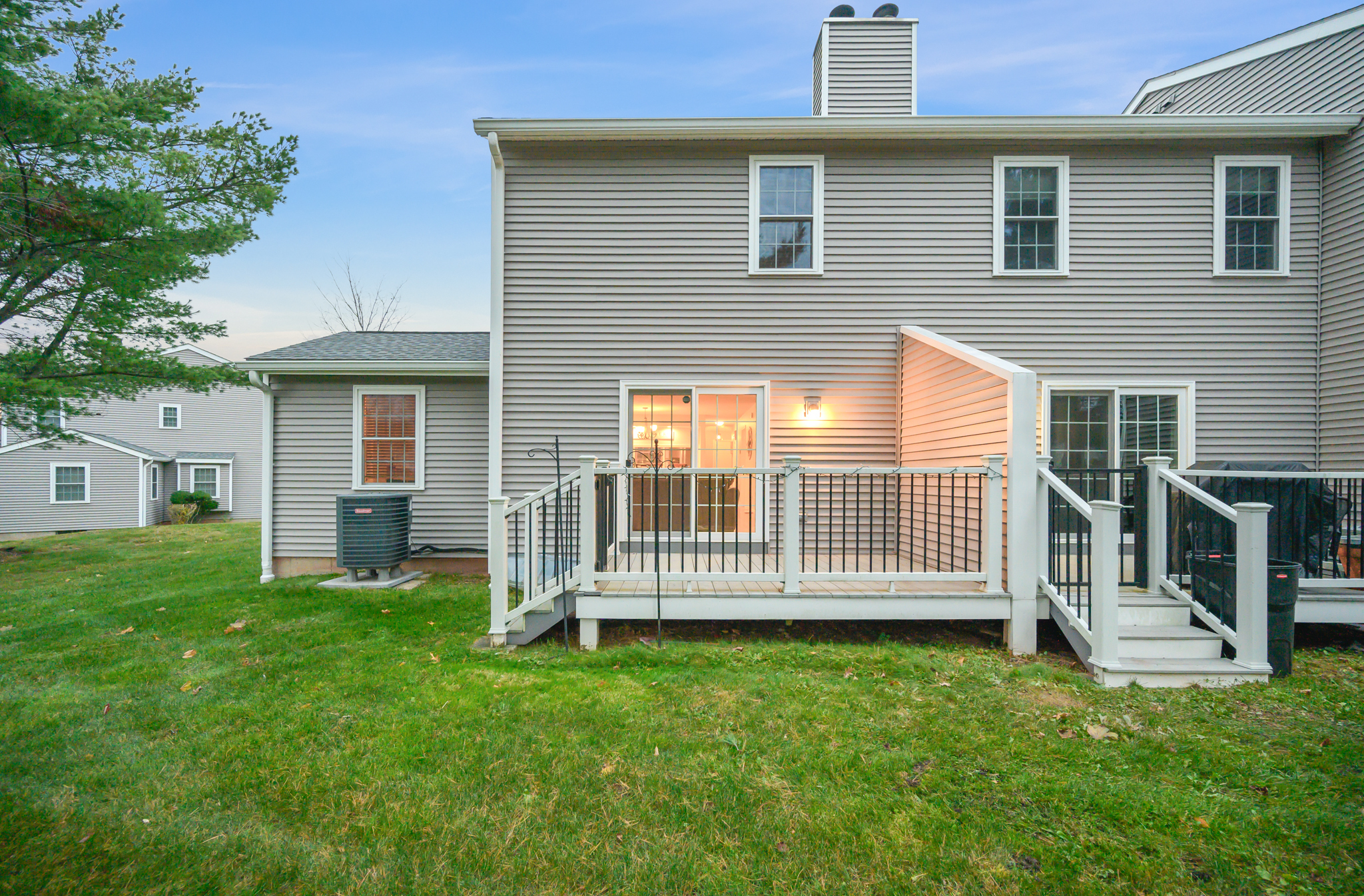 Middletown, Connecticut 06457, United States, 2 Bedrooms Bedrooms, ,3 BathroomsBathrooms,Residential,Pending,241959