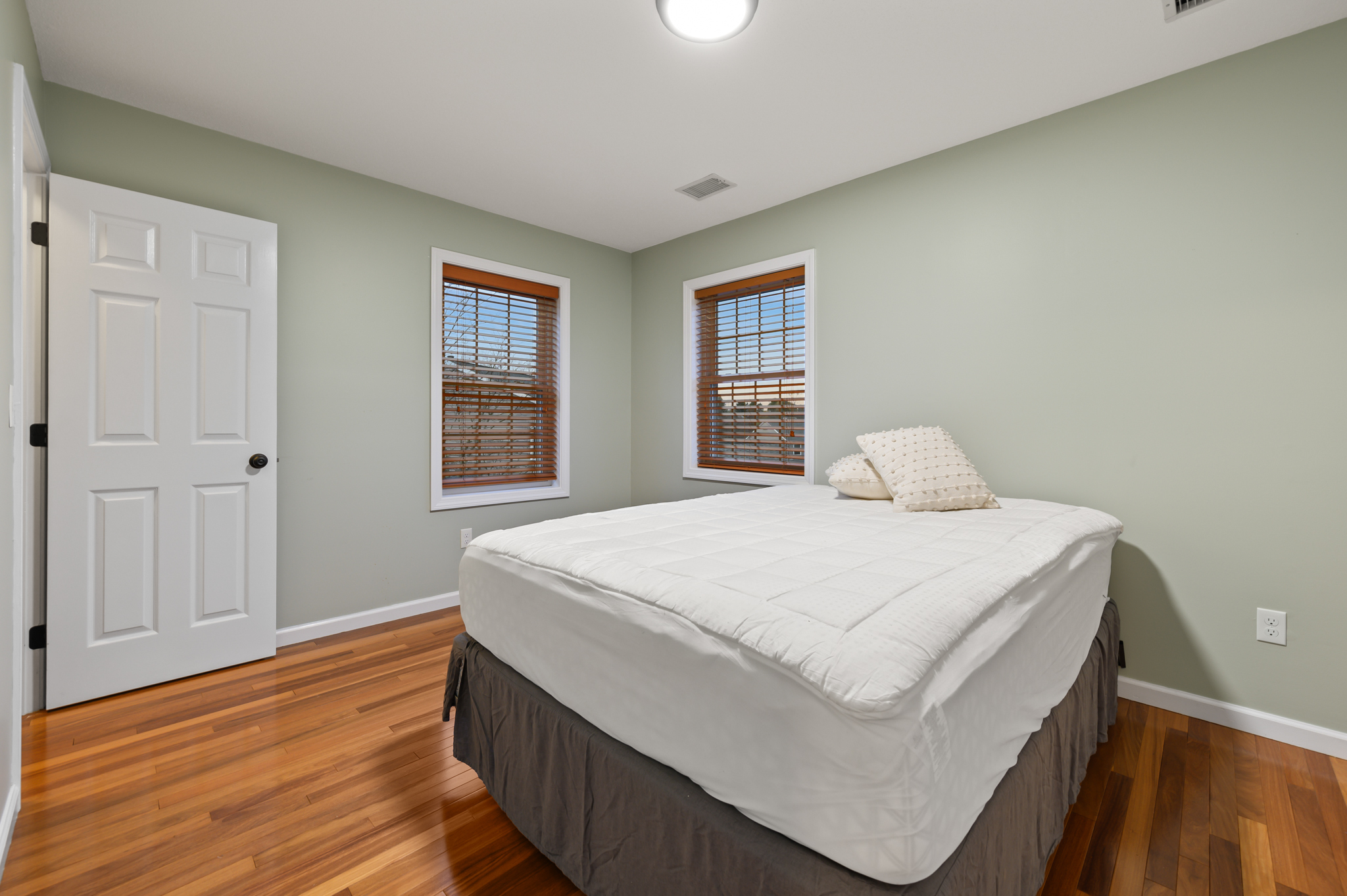 Middletown, Connecticut 06457, United States, 2 Bedrooms Bedrooms, ,3 BathroomsBathrooms,Residential,Pending,241959