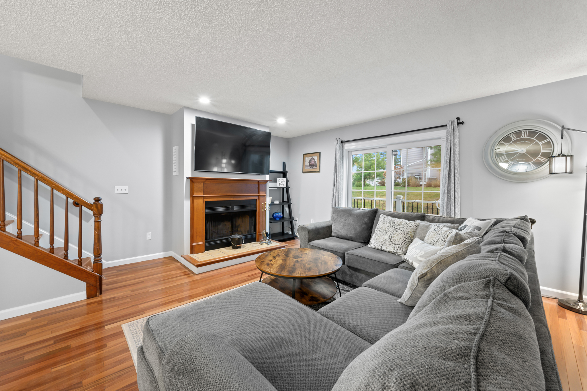 Middletown, Connecticut 06457, United States, 2 Bedrooms Bedrooms, ,3 BathroomsBathrooms,Residential,Pending,241959