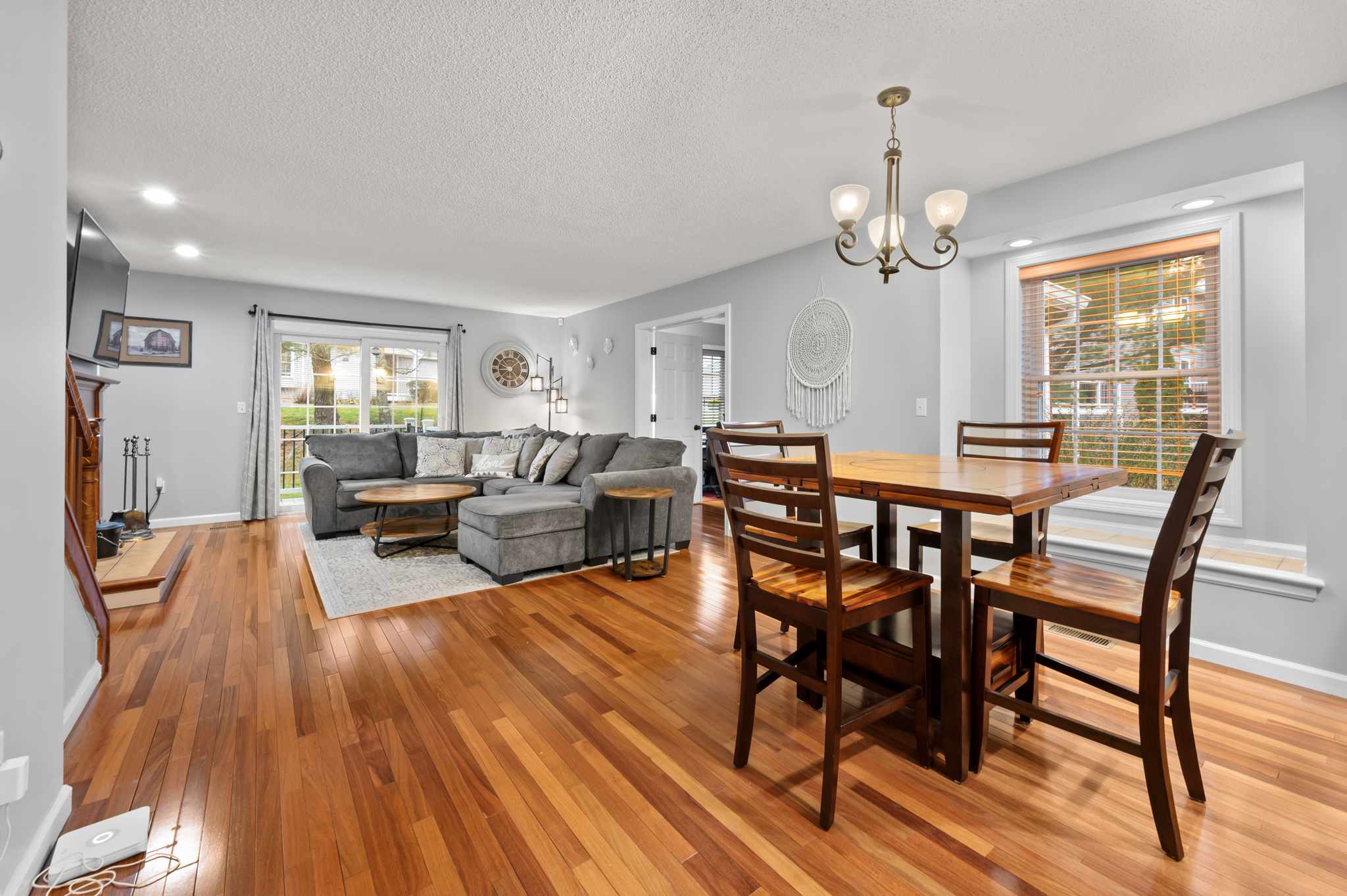 Middletown, Connecticut 06457, United States, 2 Bedrooms Bedrooms, ,3 BathroomsBathrooms,Residential,Pending,241959