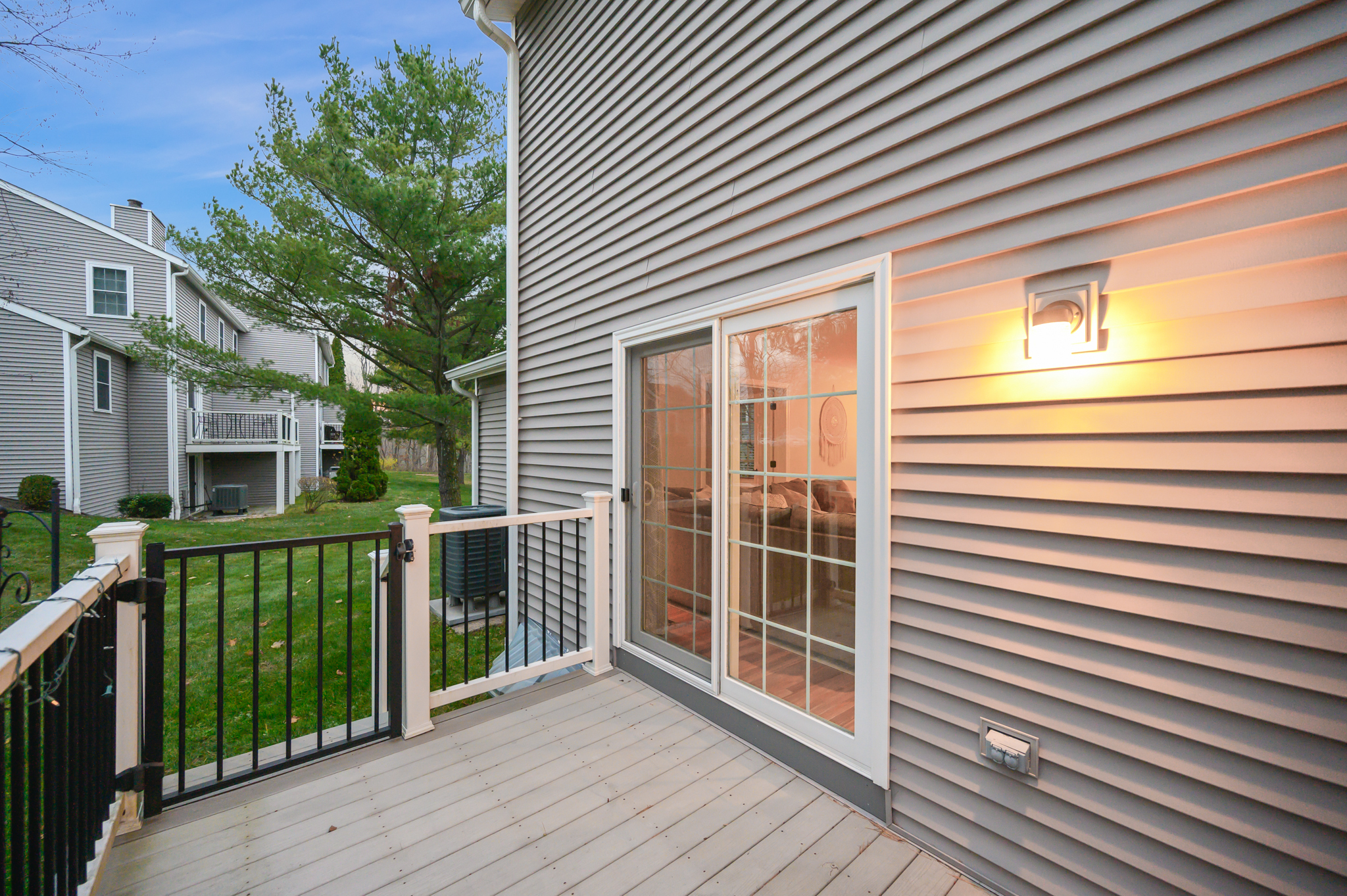 Middletown, Connecticut 06457, United States, 2 Bedrooms Bedrooms, ,3 BathroomsBathrooms,Residential,Pending,241959