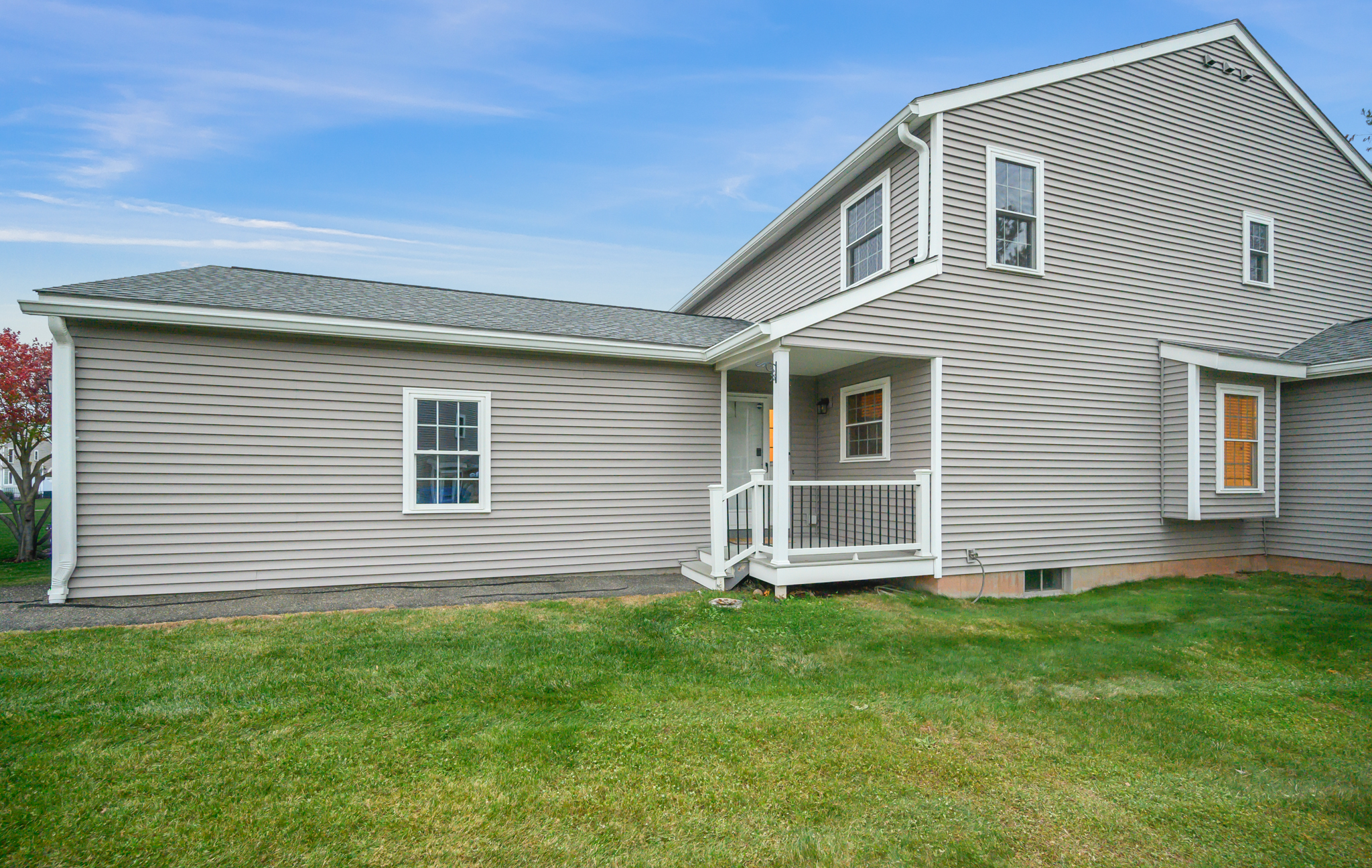 Middletown, Connecticut 06457, United States, 2 Bedrooms Bedrooms, ,3 BathroomsBathrooms,Residential,Pending,241959