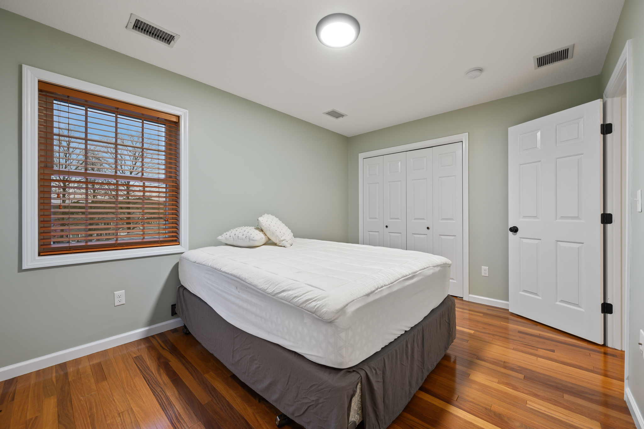 Middletown, Connecticut 06457, United States, 2 Bedrooms Bedrooms, ,3 BathroomsBathrooms,Residential,Pending,241959