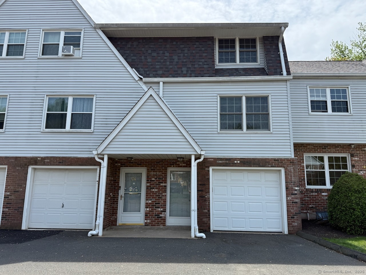 Burlington Avenue Apt 25, Bristol, Connecticut - 2 Bedrooms  
2 Bathrooms  
4 Rooms - 