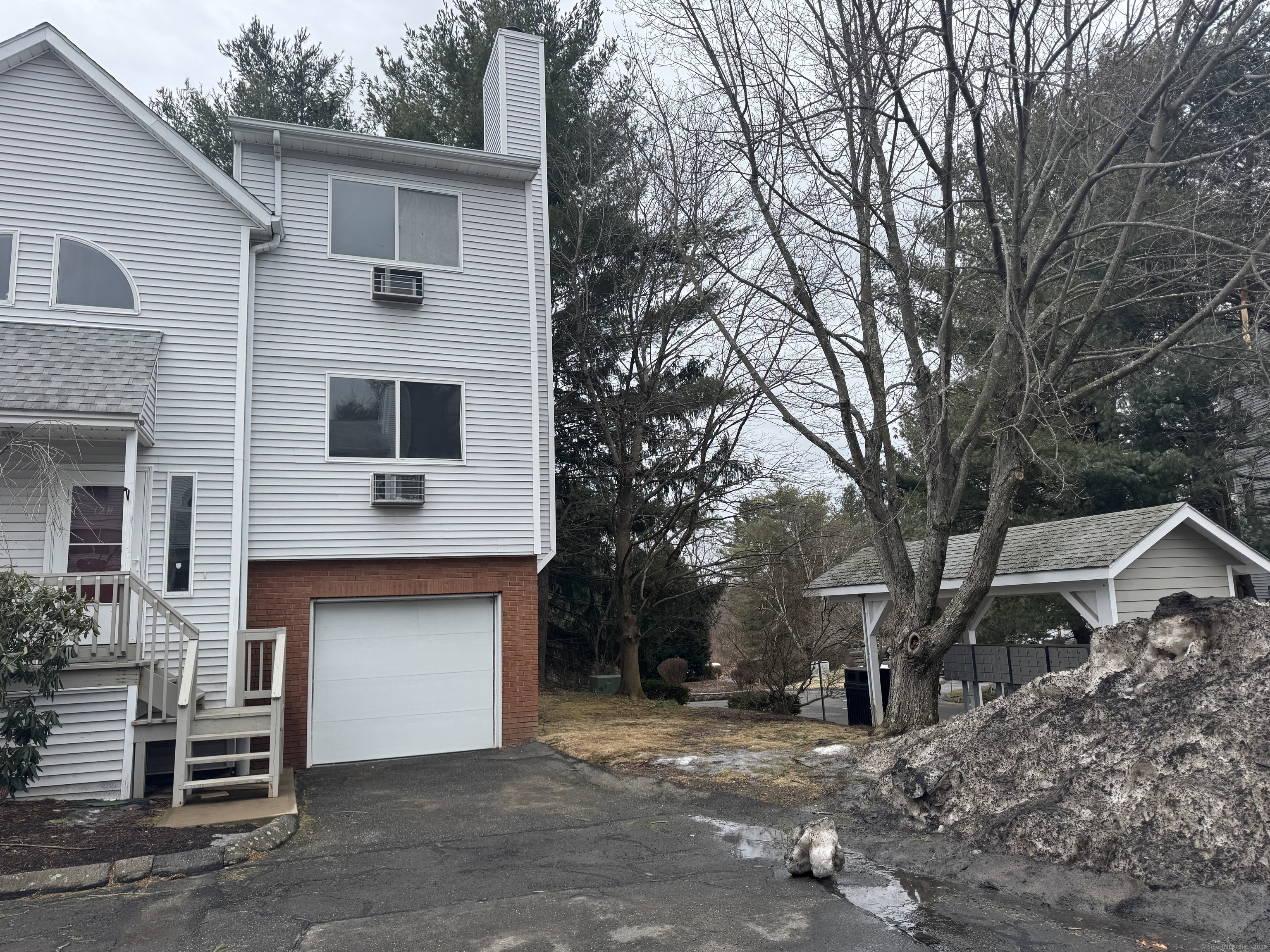 Oronoke Road 12H, Waterbury, Connecticut - 2 Bedrooms  
2 Bathrooms  
6 Rooms - 