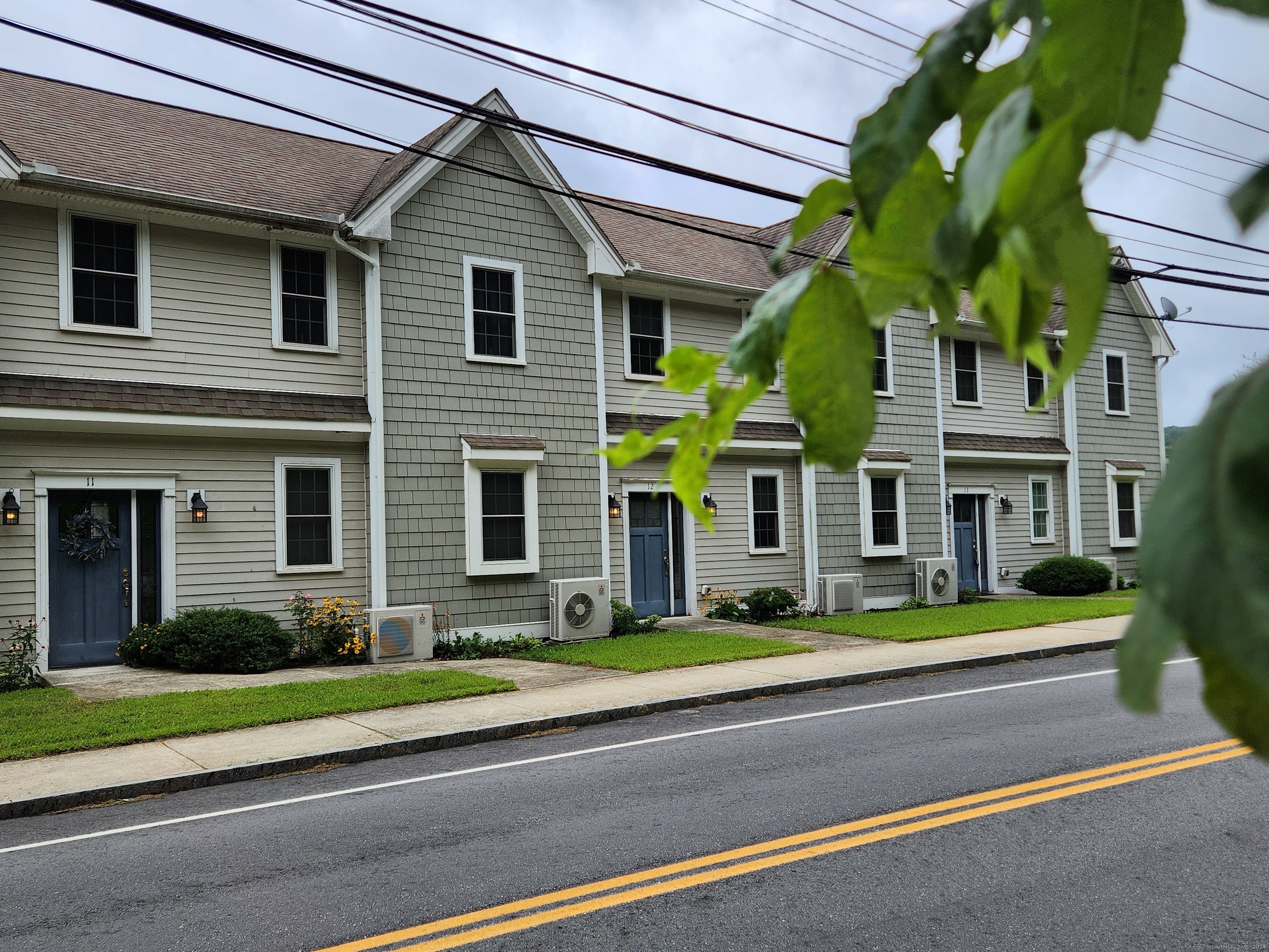 S Thames Street 12, Norwich, Connecticut - 2 Bedrooms  
2 Bathrooms  
5 Rooms - 