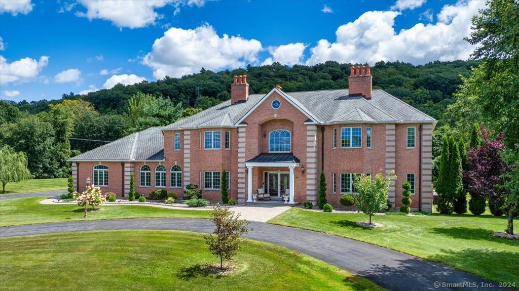 Hunting Ridge Drive, Simsbury, Connecticut - 4 Bedrooms  
5.5 Bathrooms  
11 Rooms - 