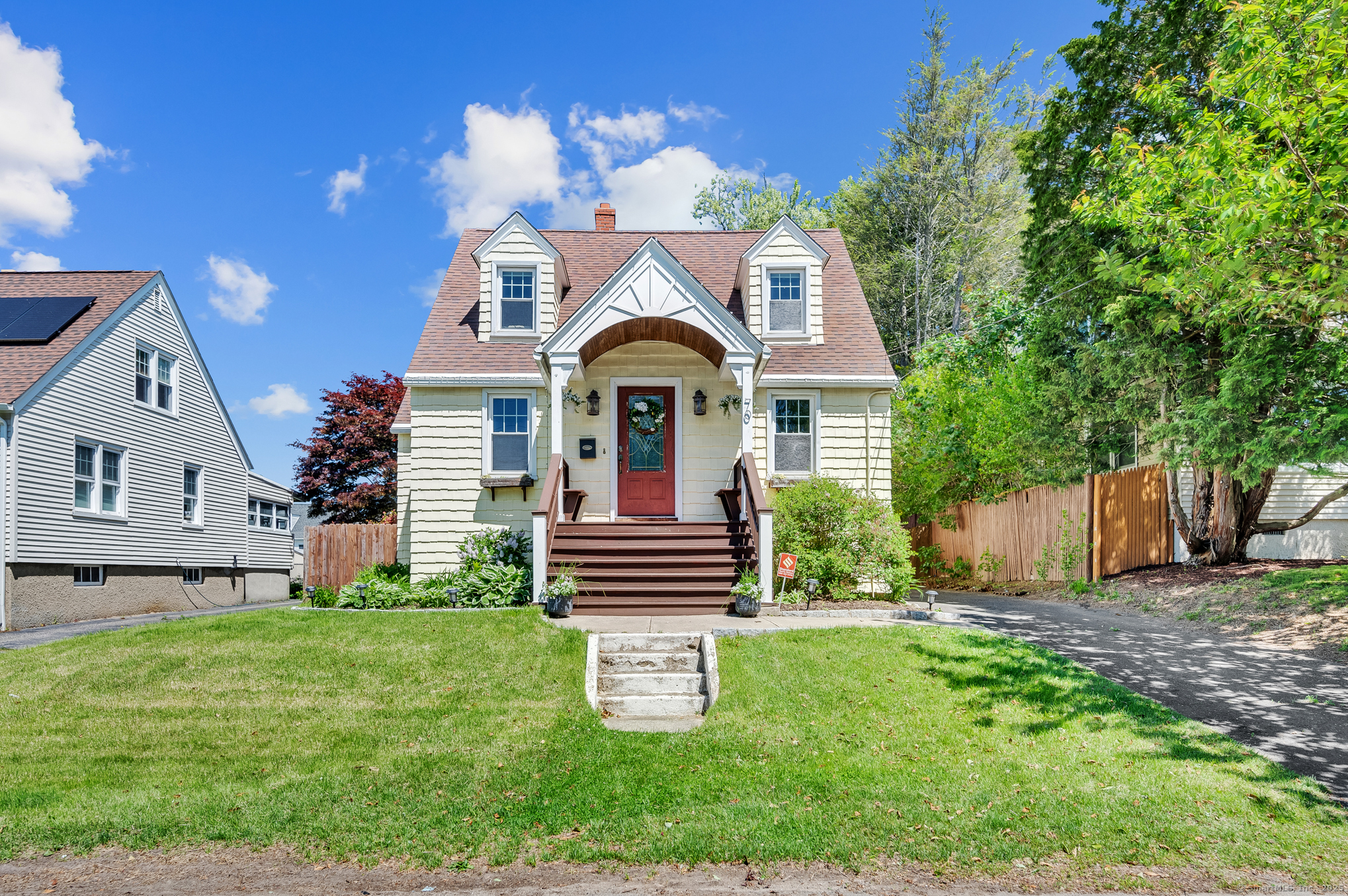 Mercer Street, Stratford, Connecticut - 3 Bedrooms  
2 Bathrooms  
6 Rooms - 
