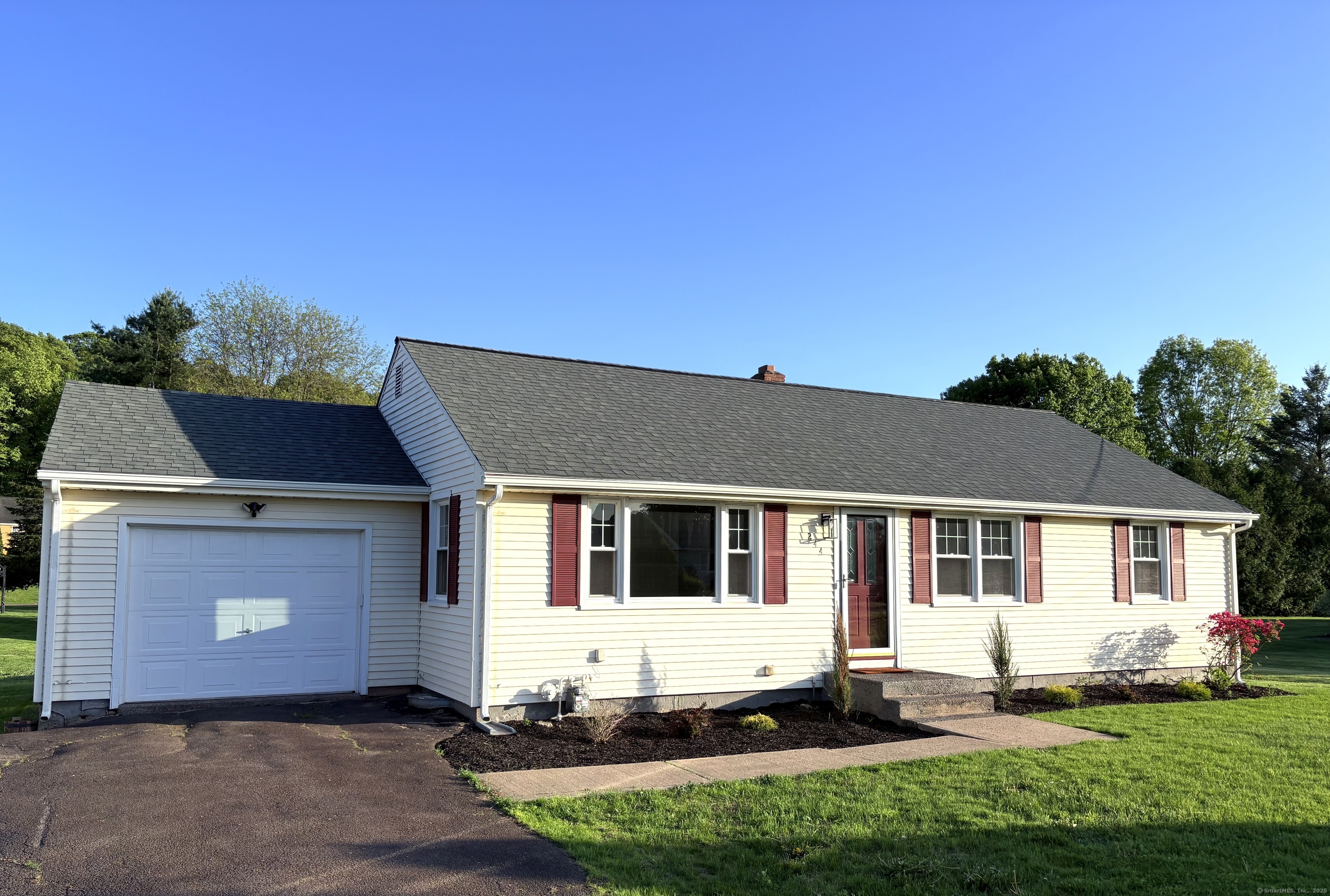 Spruce Brook Road, Berlin, Connecticut - 3 Bedrooms  
1 Bathrooms  
5 Rooms - 