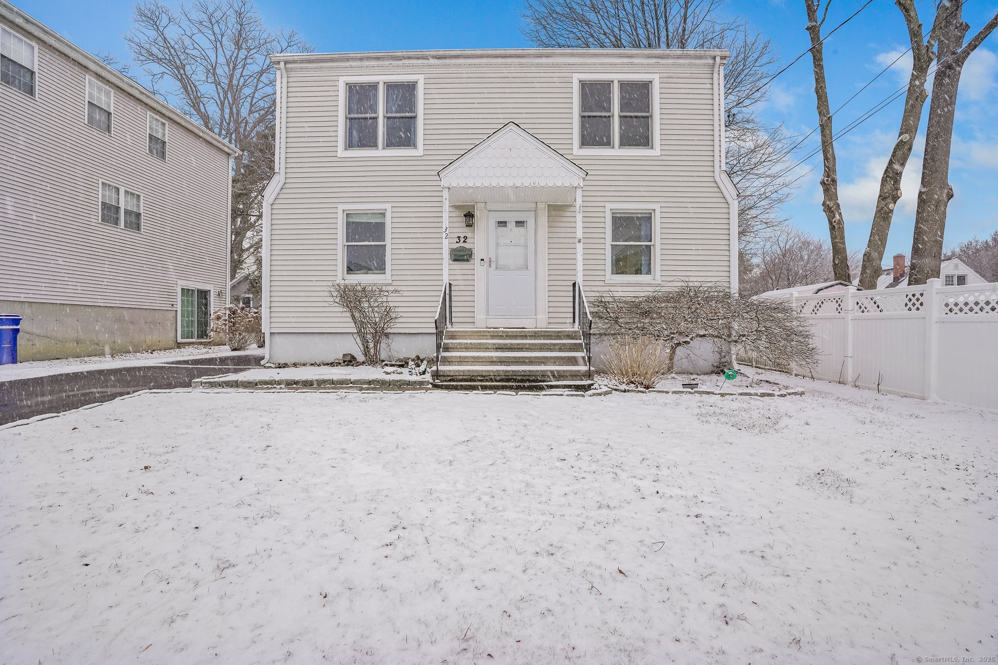 Cardinal Street, Fairfield, Connecticut - 3 Bedrooms  
2 Bathrooms  
6 Rooms - 