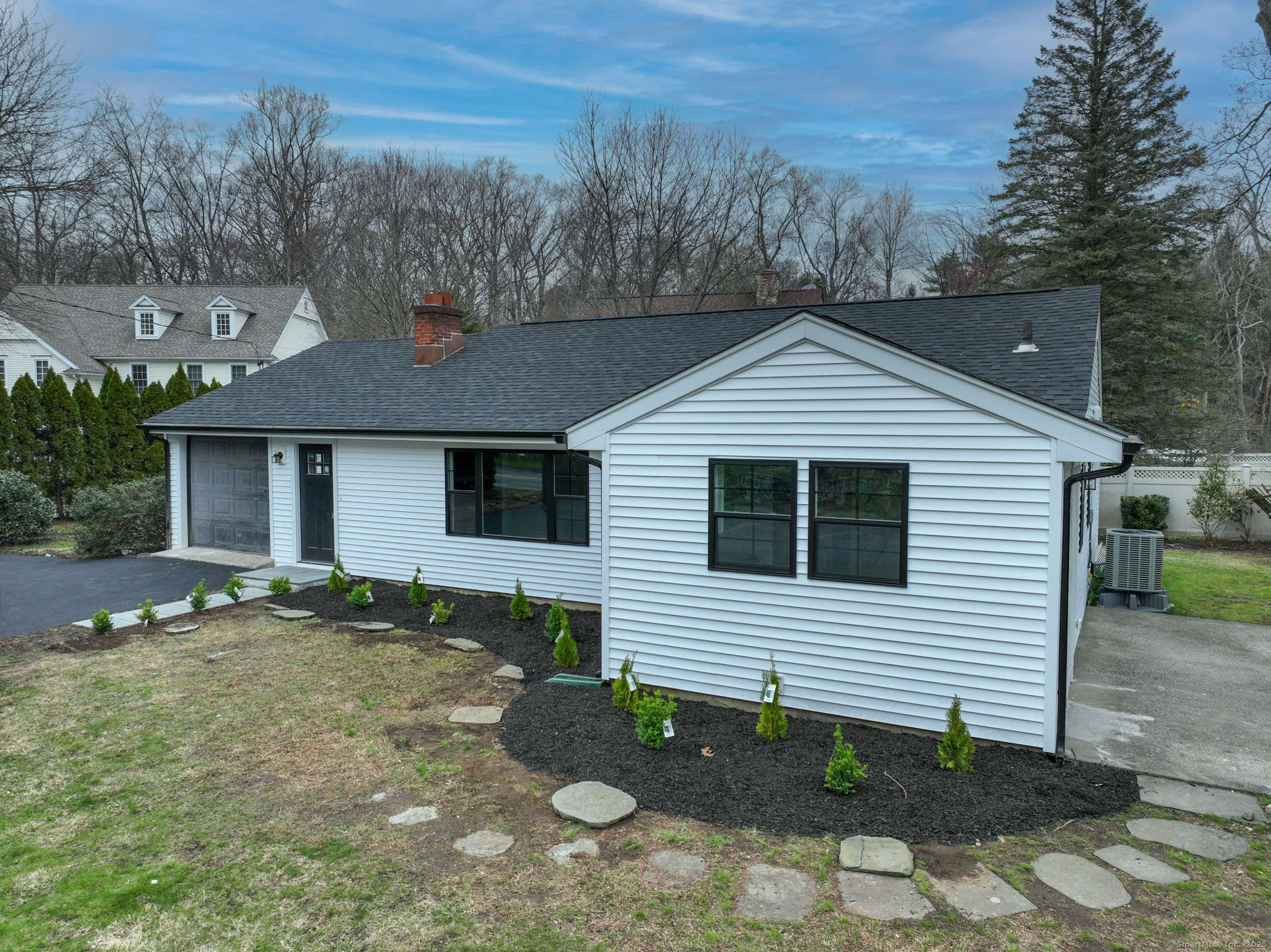 Parade Hill Road, New Canaan, Connecticut - 3 Bedrooms  
2 Bathrooms  
5 Rooms - 