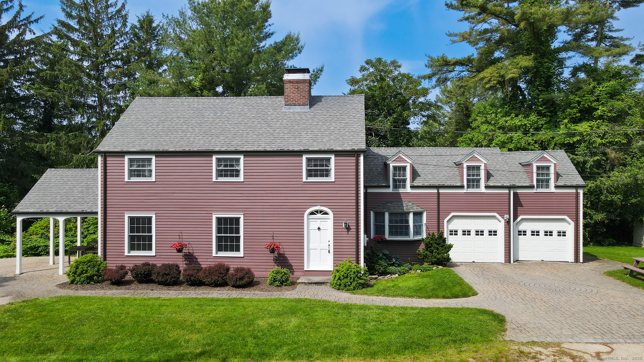 Great Neck Road, Waterford, Connecticut - 4 Bedrooms  
3 Bathrooms  
9 Rooms - 