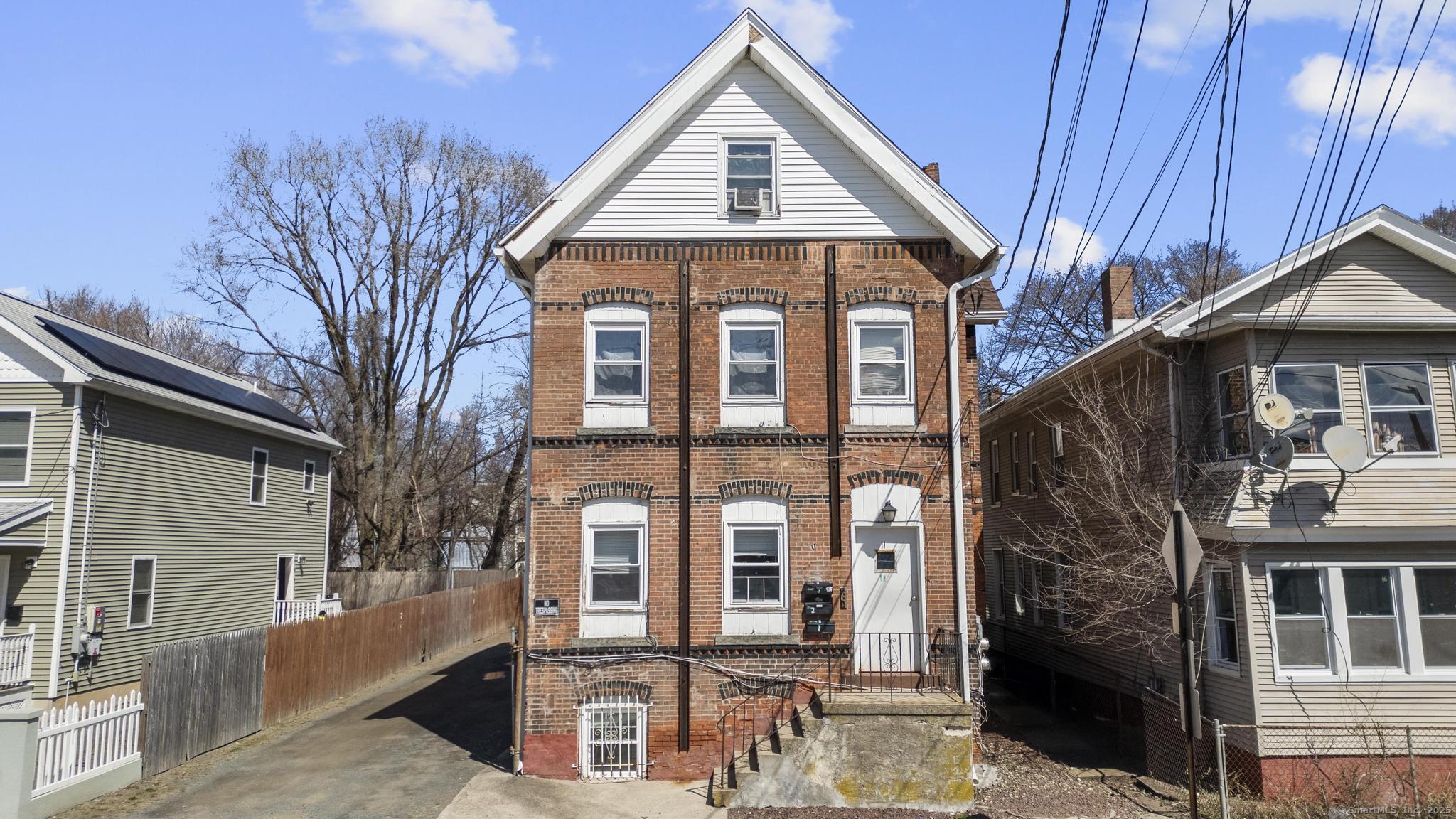 Property for Sale at White Street, New Haven, Connecticut - Bedrooms: 6 
Bathrooms: 3 
Rooms: 15  - $470,000