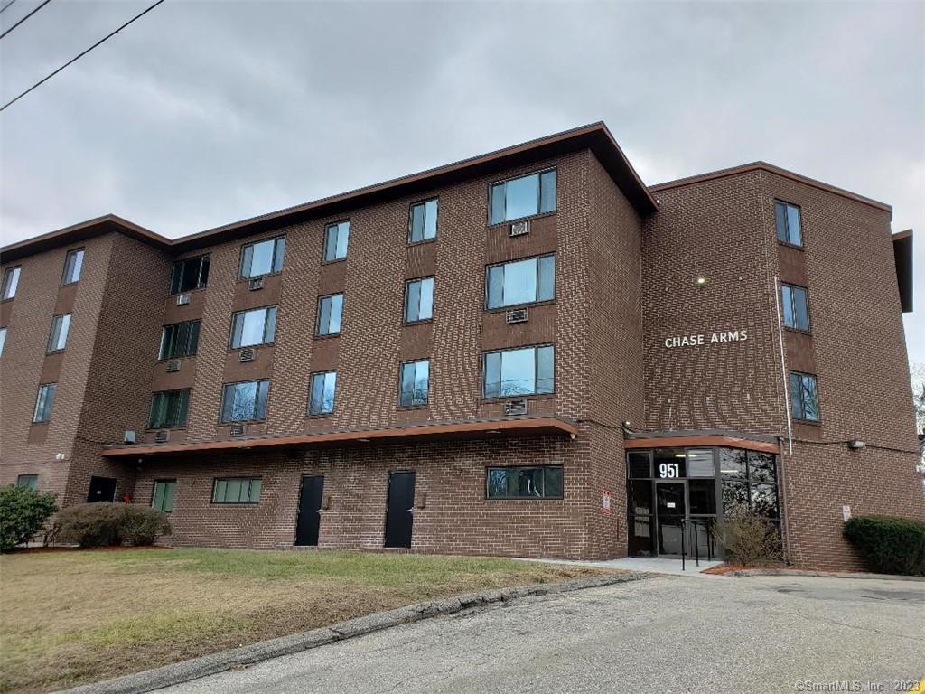 Rental Property at 951 Chase Parkway B1, Waterbury, Connecticut - Bedrooms: 1 
Bathrooms: 1 
Rooms: 3  - $1,100 MO.