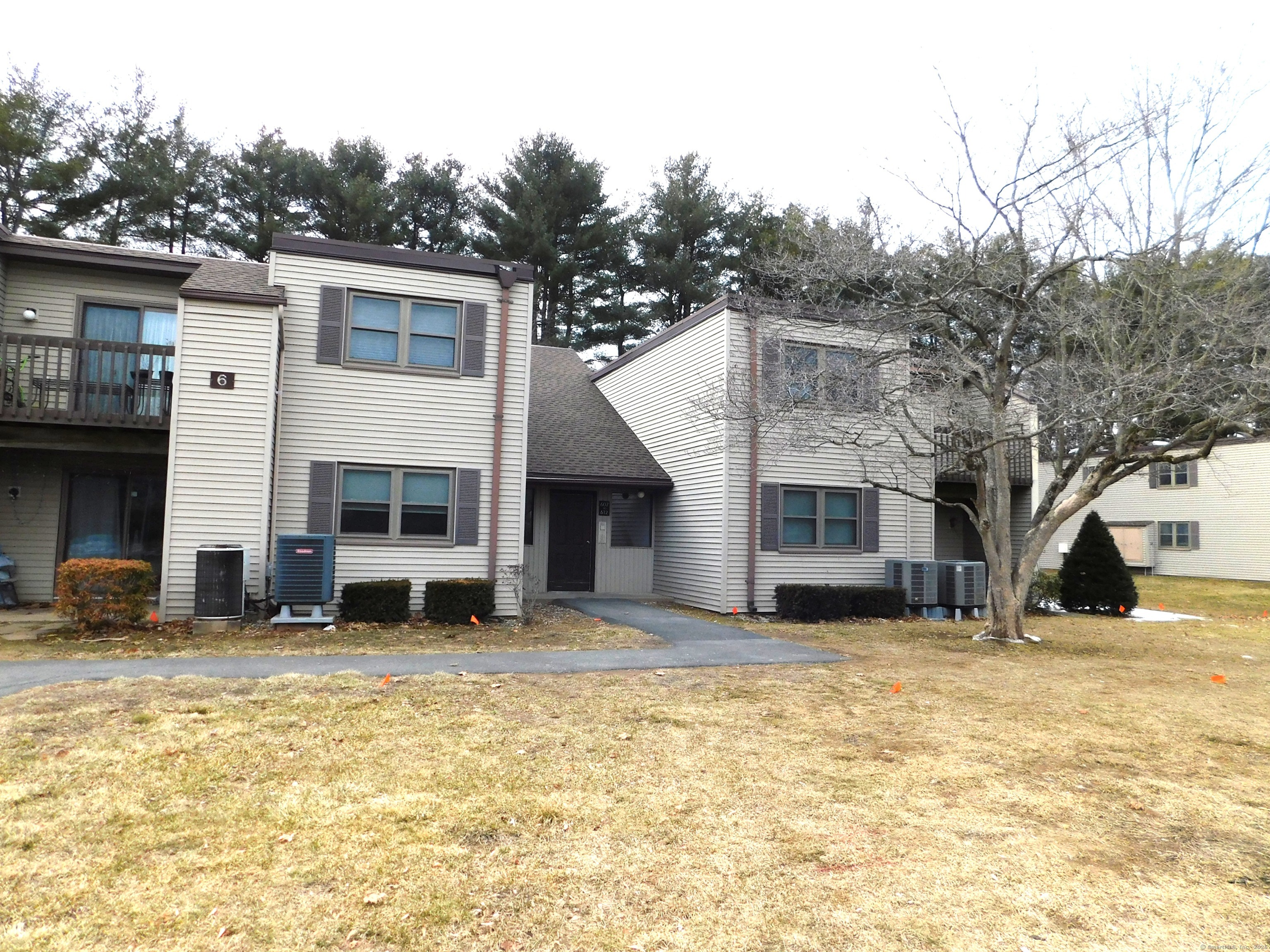 Twin Circle Drive, South Windsor, Connecticut - 2 Bedrooms  
2 Bathrooms  
4 Rooms - 