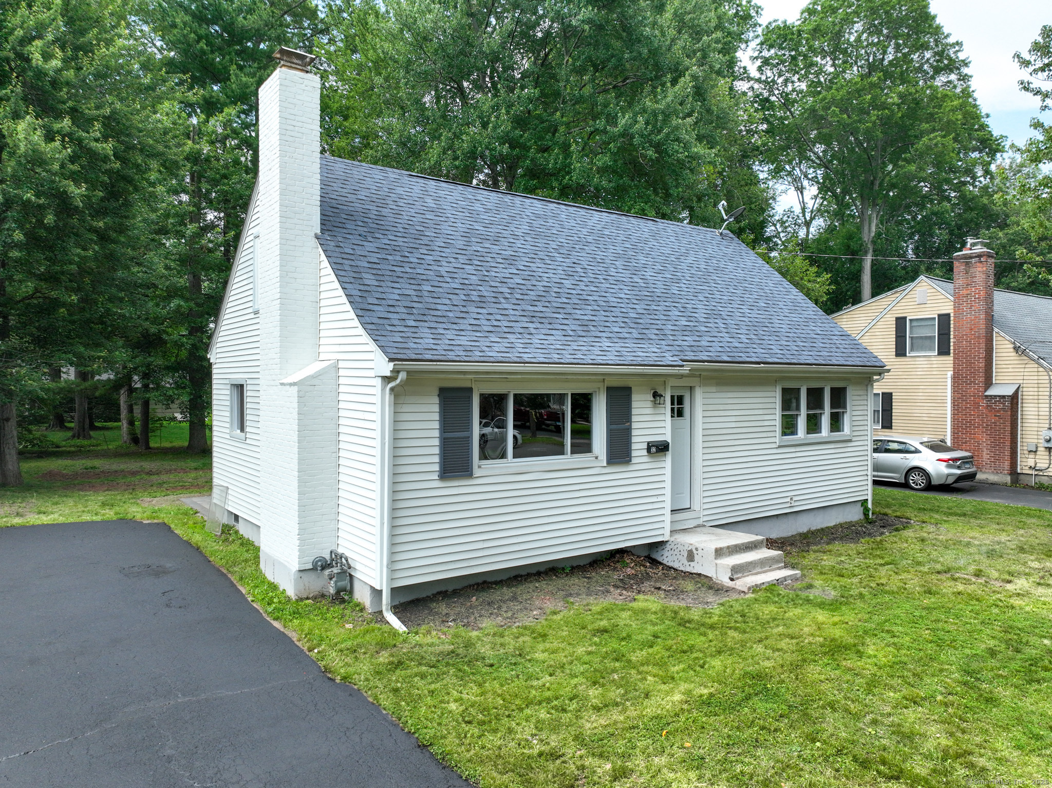Property for Sale at Miles Standish Drive, West Hartford, Connecticut - Bedrooms: 4 
Bathrooms: 2 
Rooms: 6  - $599,900