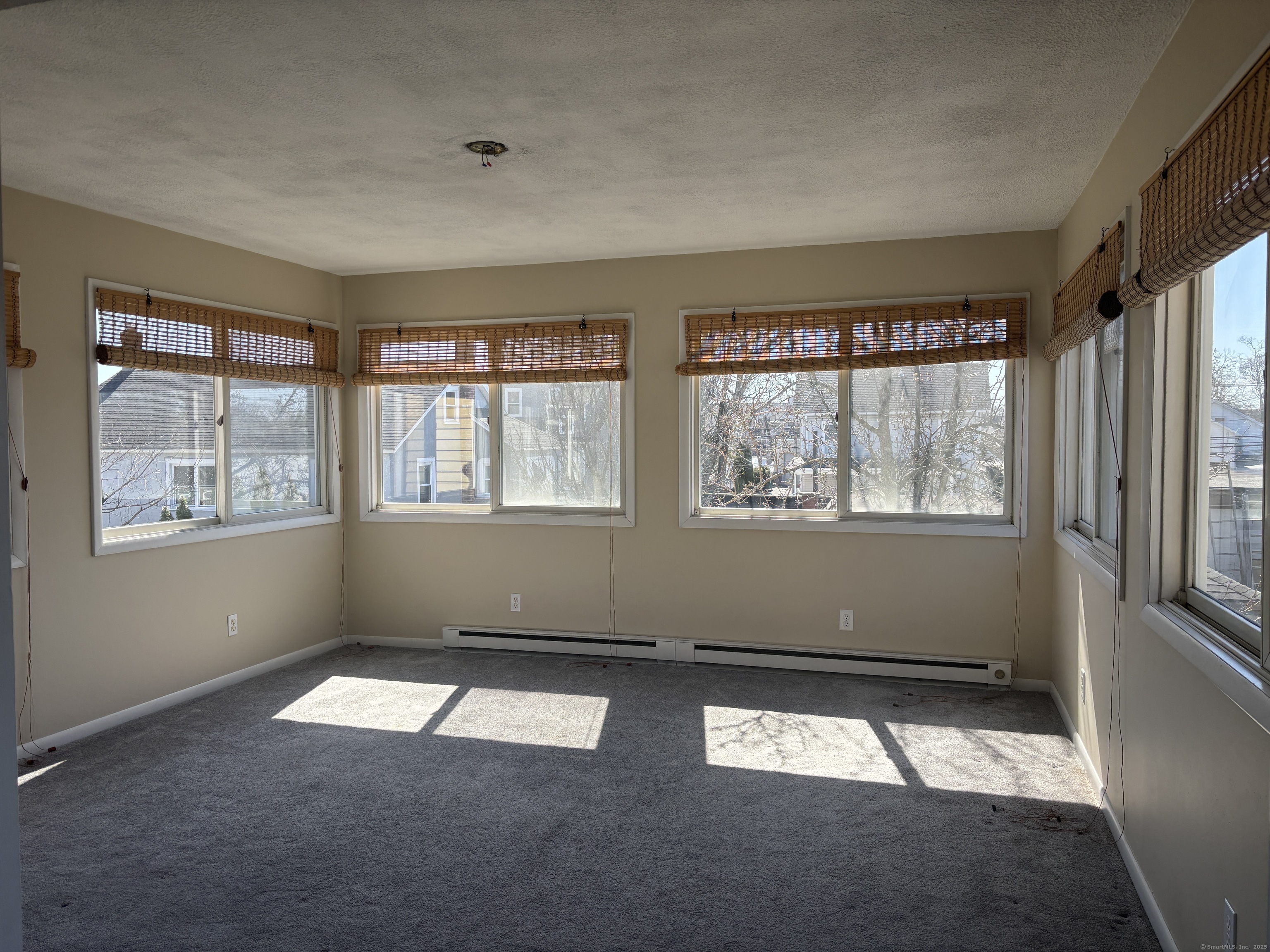 Rowan Street, Norwalk, Connecticut - 1 Bedrooms  
1 Bathrooms  
3 Rooms - 