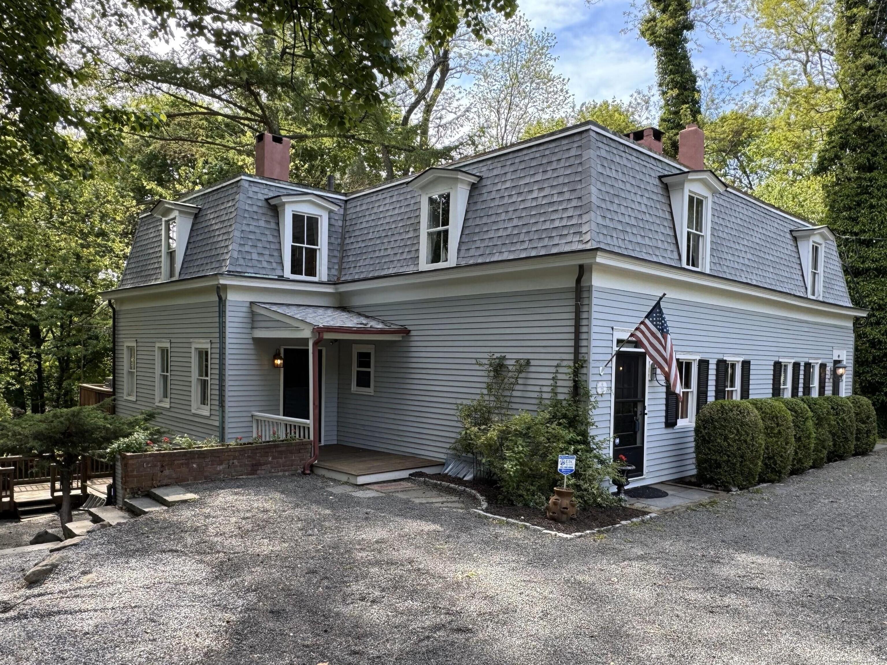 Hollow Tree Ridge Drive, Darien, Connecticut - 6 Bedrooms  
5 Bathrooms  
15 Rooms - 