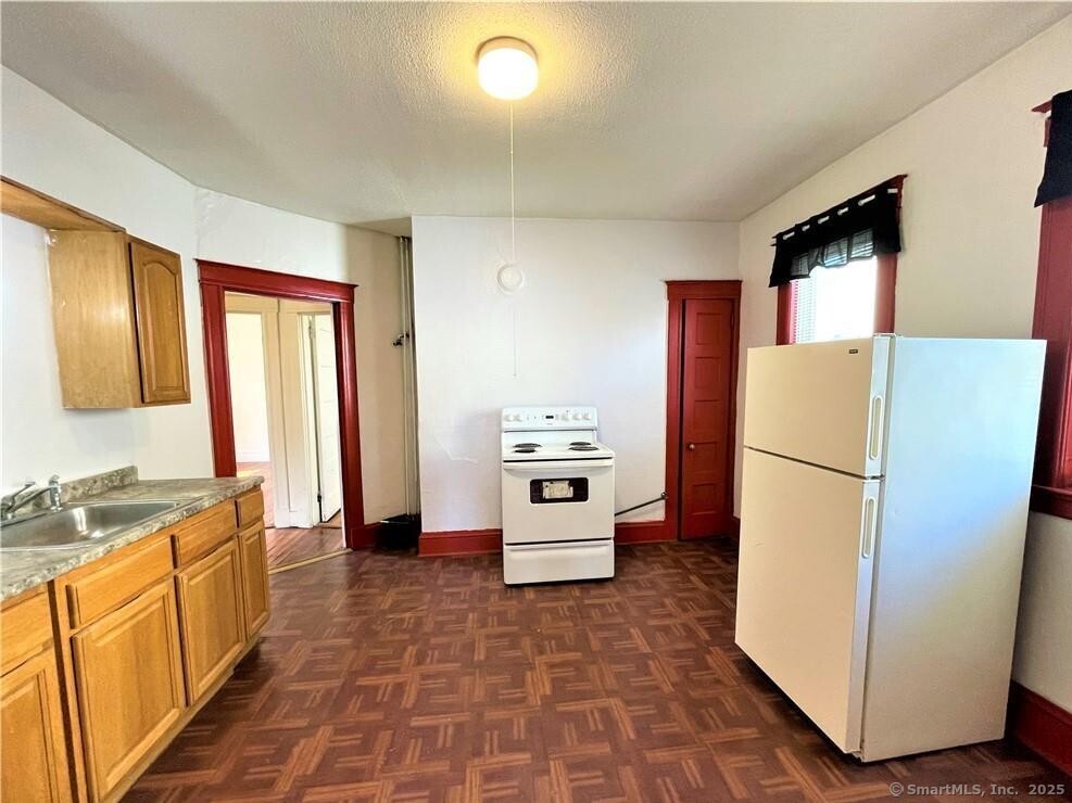 Hartford, Connecticut 06154, United States, 2 Bedrooms Bedrooms, ,1 BathroomBathrooms,Residential,Active,214399