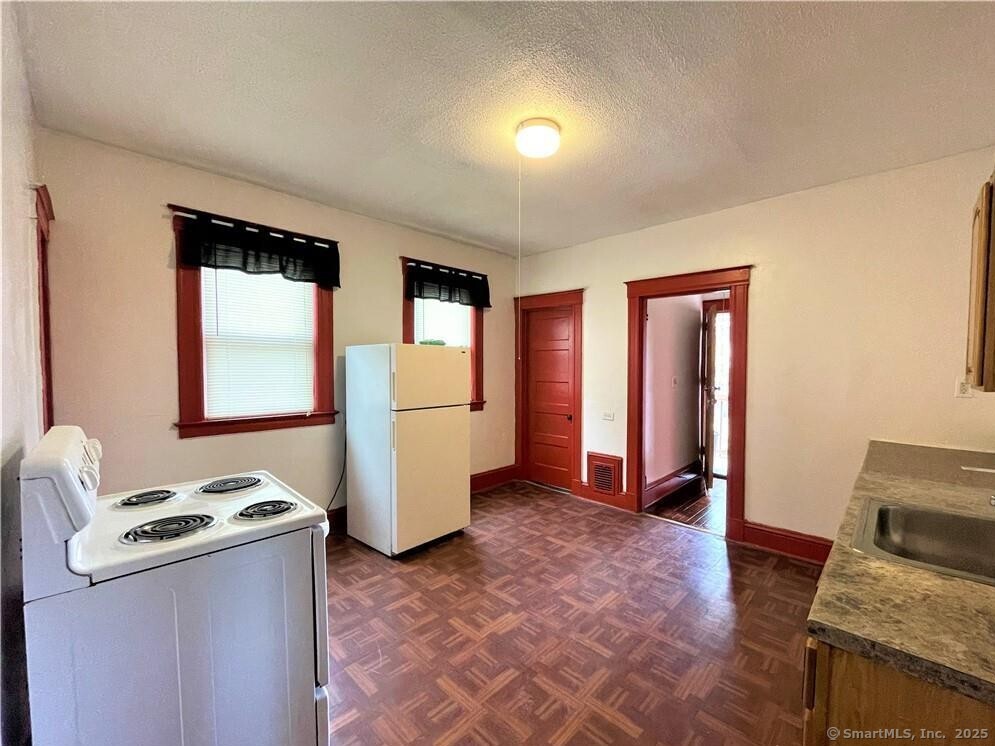 Hartford, Connecticut 06154, United States, 2 Bedrooms Bedrooms, ,1 BathroomBathrooms,Residential,Active,214399