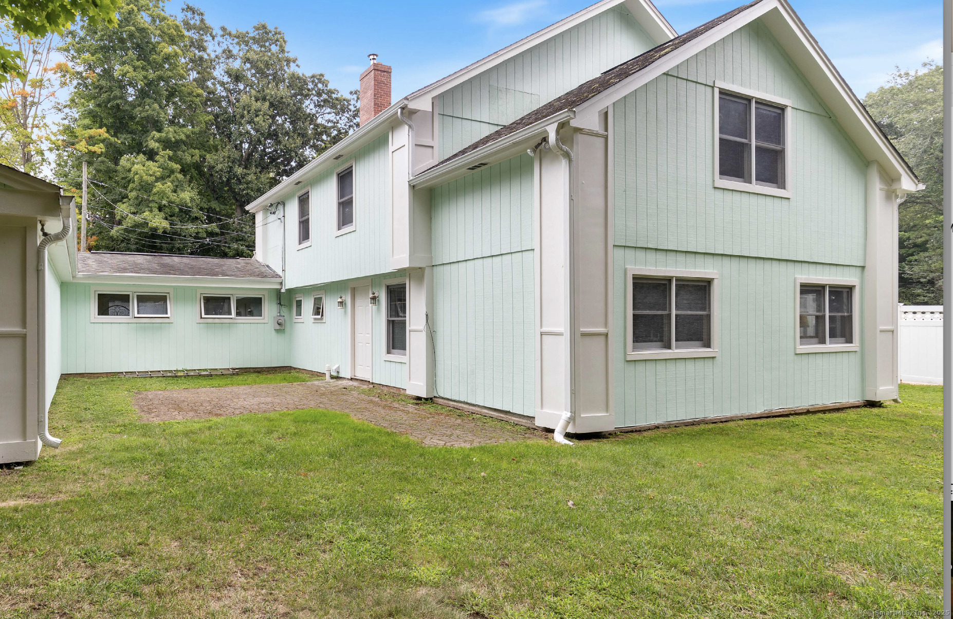 Pine Orchard Road, Branford, Connecticut - 4 Bedrooms  
3 Bathrooms  
9 Rooms - 