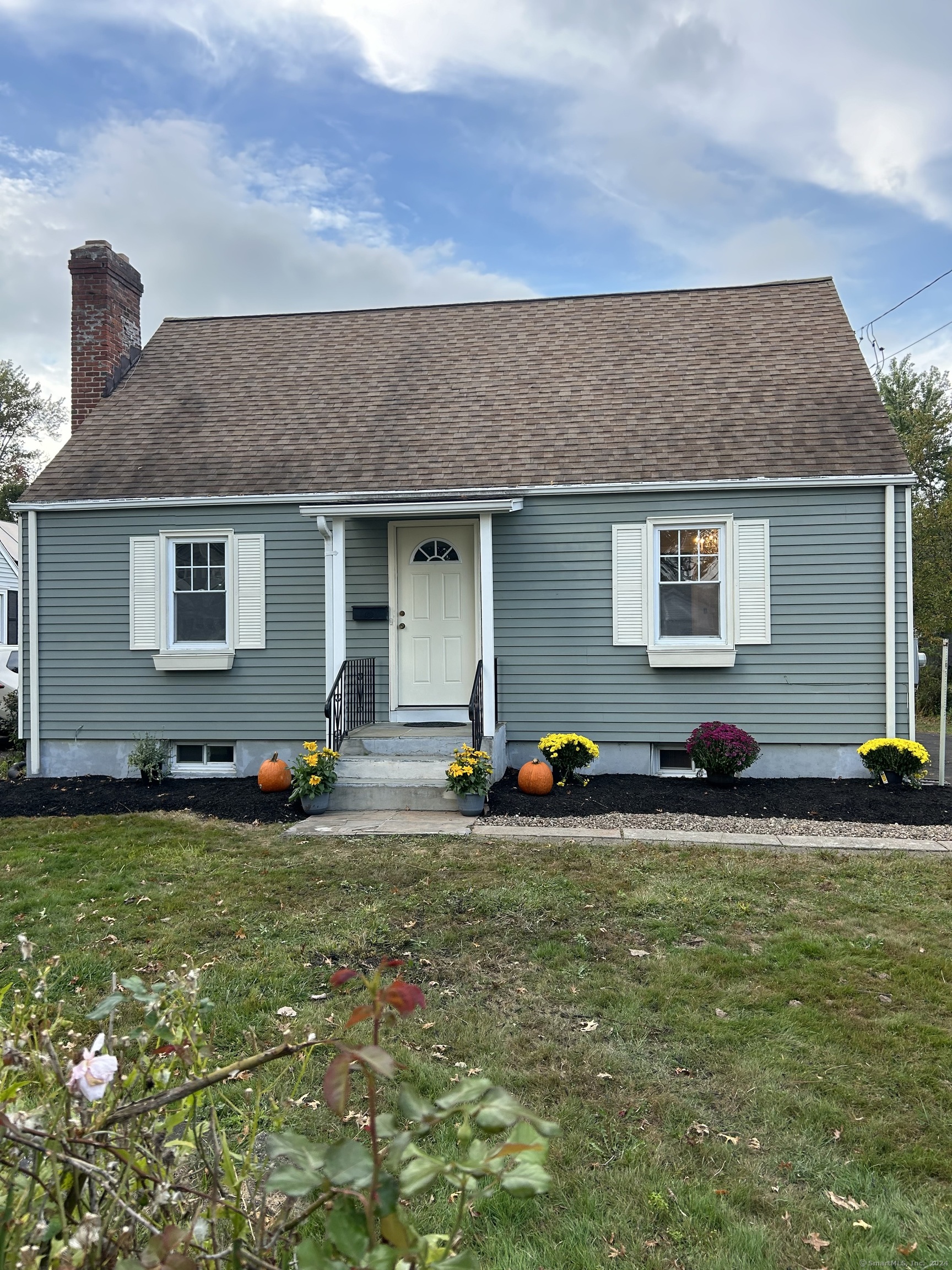 Property for Sale at 34 Dale Road, Wethersfield, Connecticut - Bedrooms: 4 
Bathrooms: 2 
Rooms: 7  - $389,900